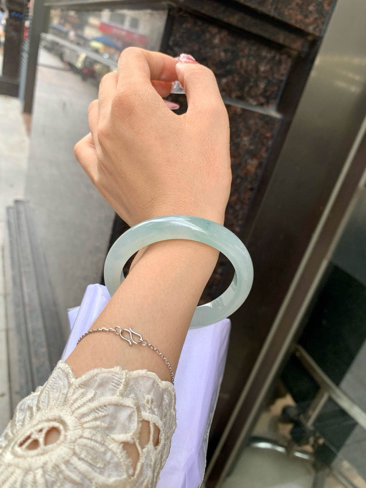 冰晴正圈
57.9-8.4-11.5
底妆胶润，满圈淡雅晴绿，像初春嫩芽落入清泉，均匀柔和，抬眼就是一片宁静感。