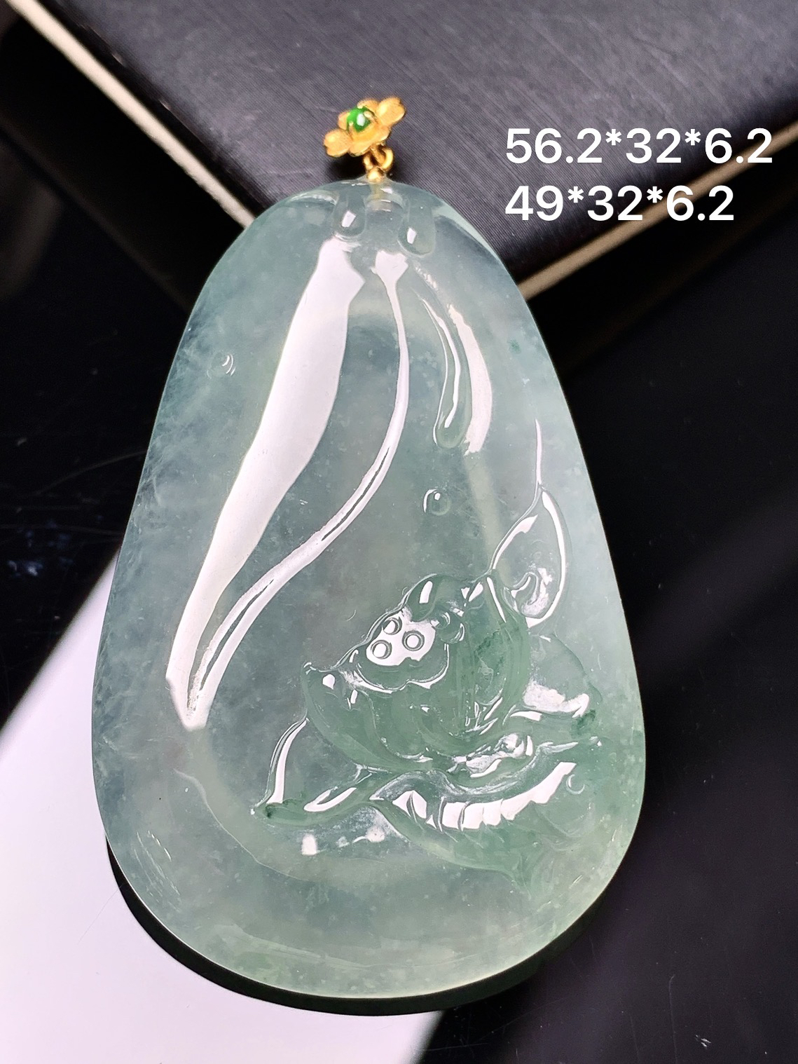 18k金镶嵌冰种莲花牌吊坠 玉质细腻 色泽艳丽清新 整体尺寸56.2*32*6.2 c1