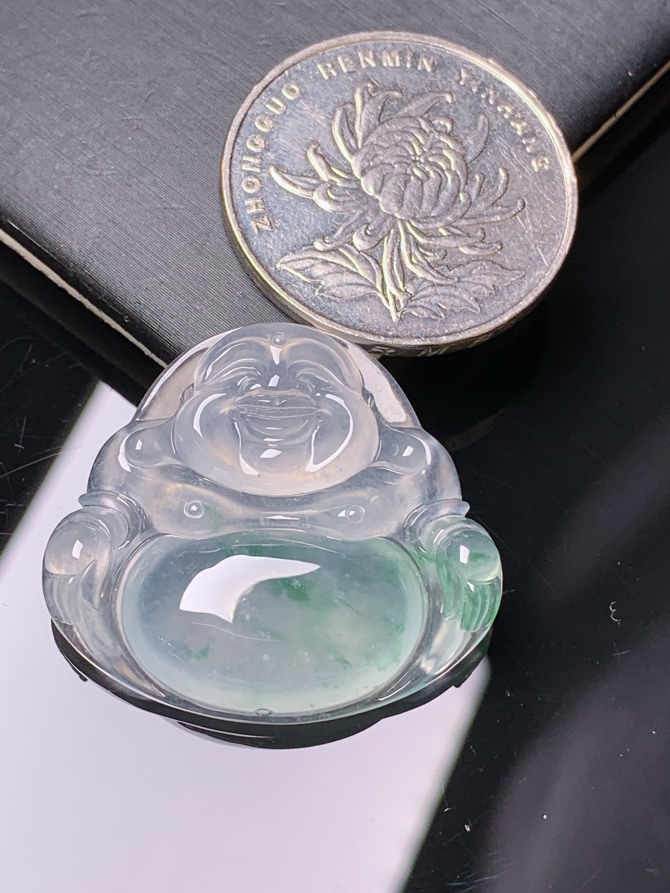 冰种飘绿佛公吊坠 玉质细腻 色泽艳丽清新 整体尺寸26*29.5*6 c1