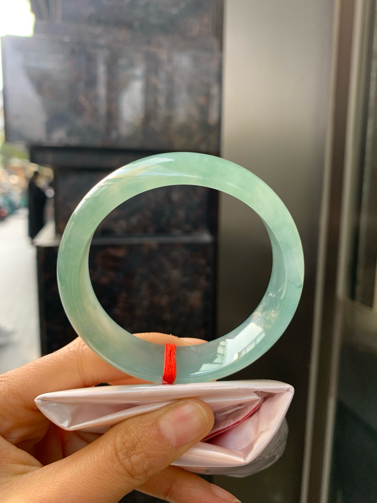 冰飘花正圈
57.2-16.3-7.5
底妆冰透细腻，满圈花色翩翩起舞，韵味悠长，上手端庄大气