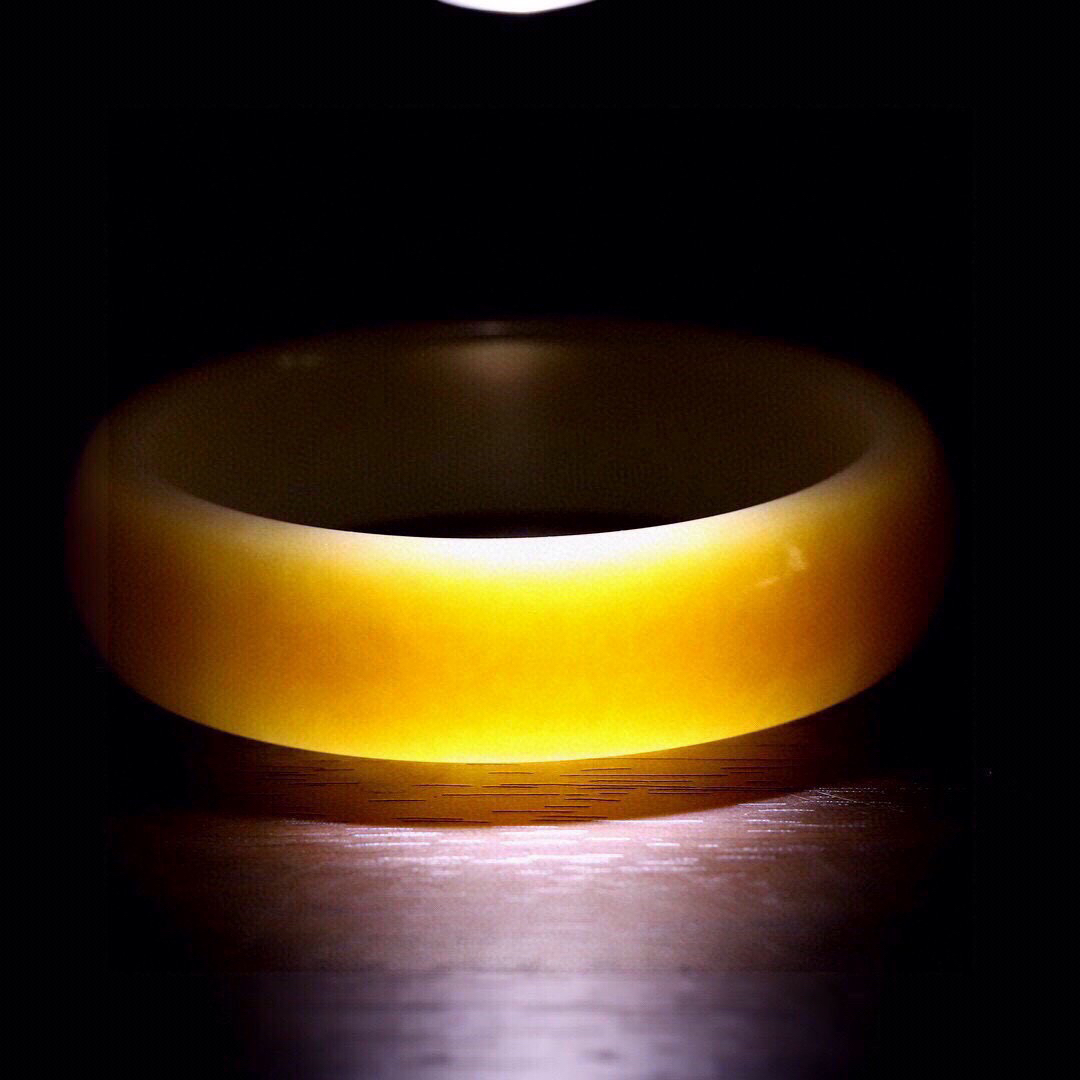 圈口： 61-62 l重量：74.61g 寸： 18.3/7.9，精品 和田玉且末糖手镯 小时候就听长辈讲过四个手镯的故事 ：第一个手镯是我们来到这个世界的时候 父母给我们的见面礼；第二个手镯是我们成年以后会挣钱的时候  送给自己的成长礼；第三个手镯是我们结婚的时候伴侣之间互赠的定情信物；第四个手镯是多年以后我们传承给子女的传家宝。而他们四个都离不开两个词语：一个亲情 ，一个陪伴！