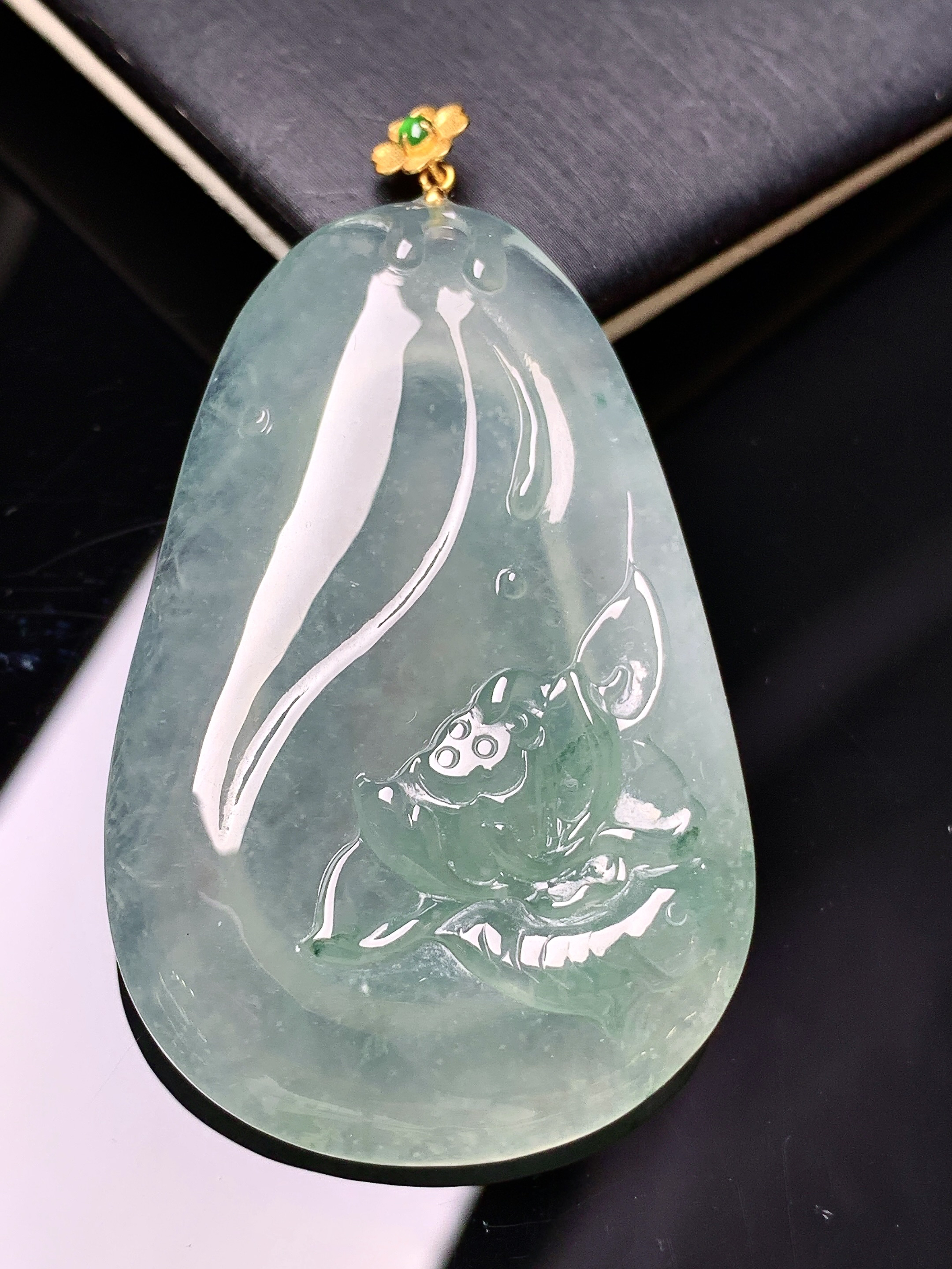 18k金镶嵌冰种莲花牌吊坠 玉质细腻 色泽艳丽清新 整体尺寸56.2*32*6.2 c1