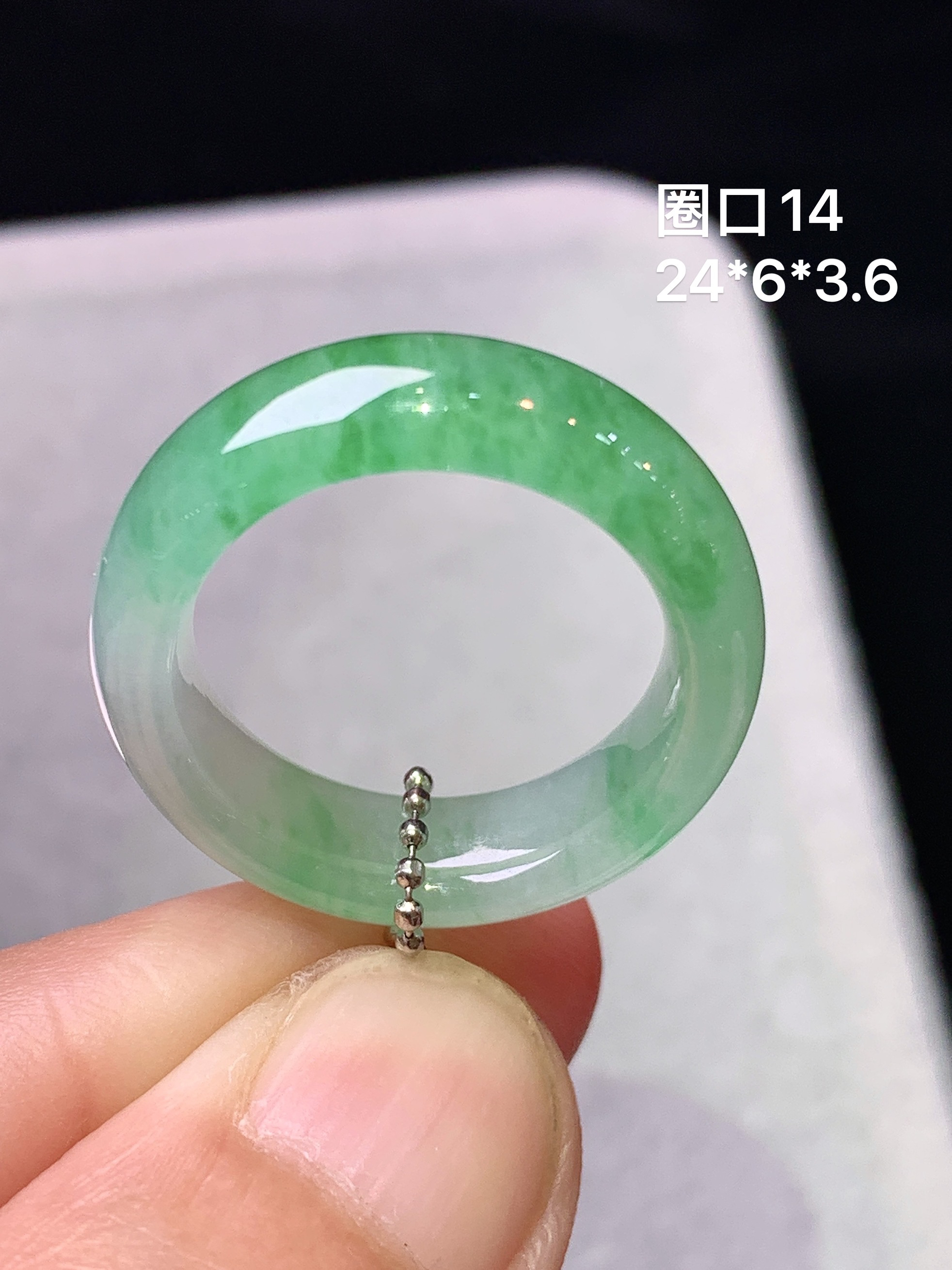 飘绿指环 玉质细腻 色泽艳丽清新 整体尺寸24*6*3.6 圈口14 c1