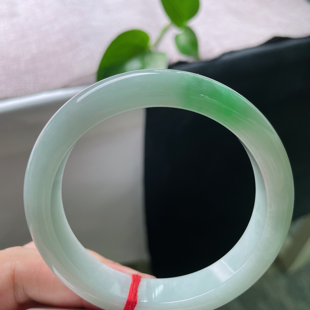 58.4/12.8/8.7飘绿正圈，水润细腻，种老，翠色欲滴，佩戴贵气，无裂，ss54889a