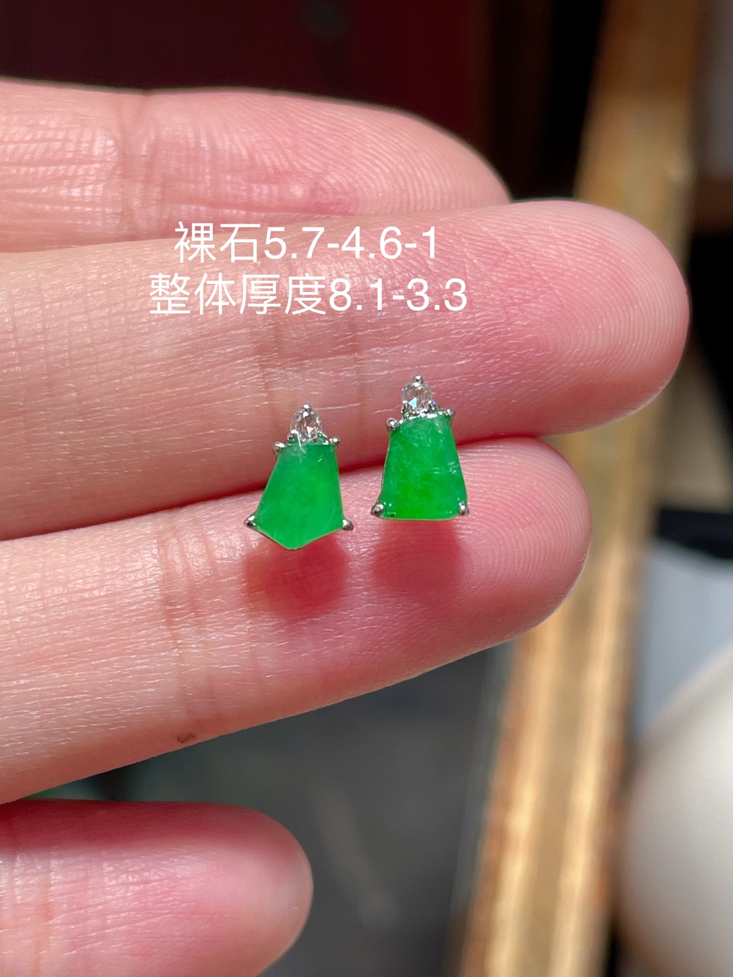 ️ 性比 天然A货翡翠随形耳钉，18K金镶嵌 冰种阳绿色，种水，饱满细腻，5.7-4.6-1
