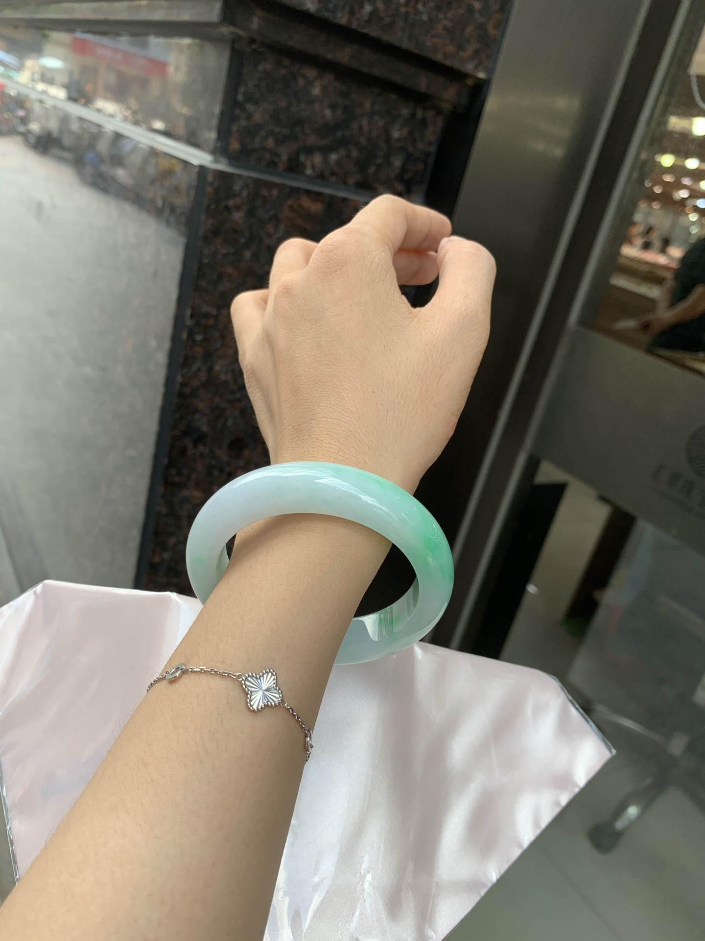 白底青宽版正圈 58.7-9.9-14.4 0620-N980 打灯棉线，底妆冰润，满圈阳绿花点缀，腕间风华，干净纯净的底色上，一抹翠色肆意流淌，宛如春日里的繁华盛景