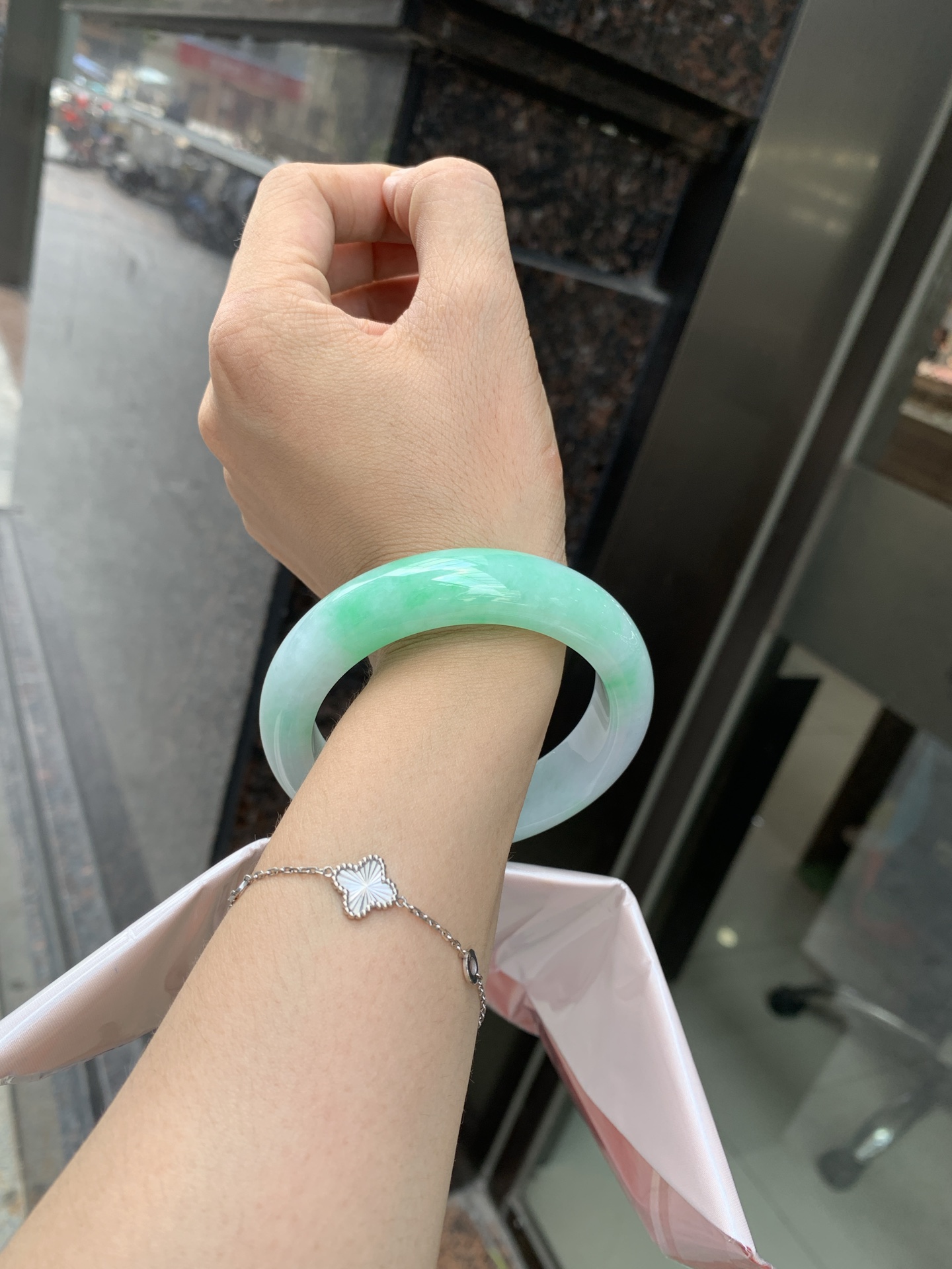 白底青宽版正圈 58.7-9.9-14.4 0620-N980 打灯棉线，底妆冰润，满圈阳绿花点缀，腕间风华，干净纯净的底色上，一抹翠色肆意流淌，宛如春日里的繁华盛景