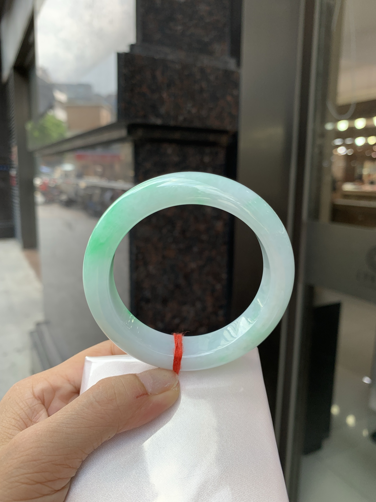 白底青宽版正圈 58.7-9.9-14.4 0620-N980 打灯棉线，底妆冰润，满圈阳绿花点缀，腕间风华，干净纯净的底色上，一抹翠色肆意流淌，宛如春日里的繁华盛景