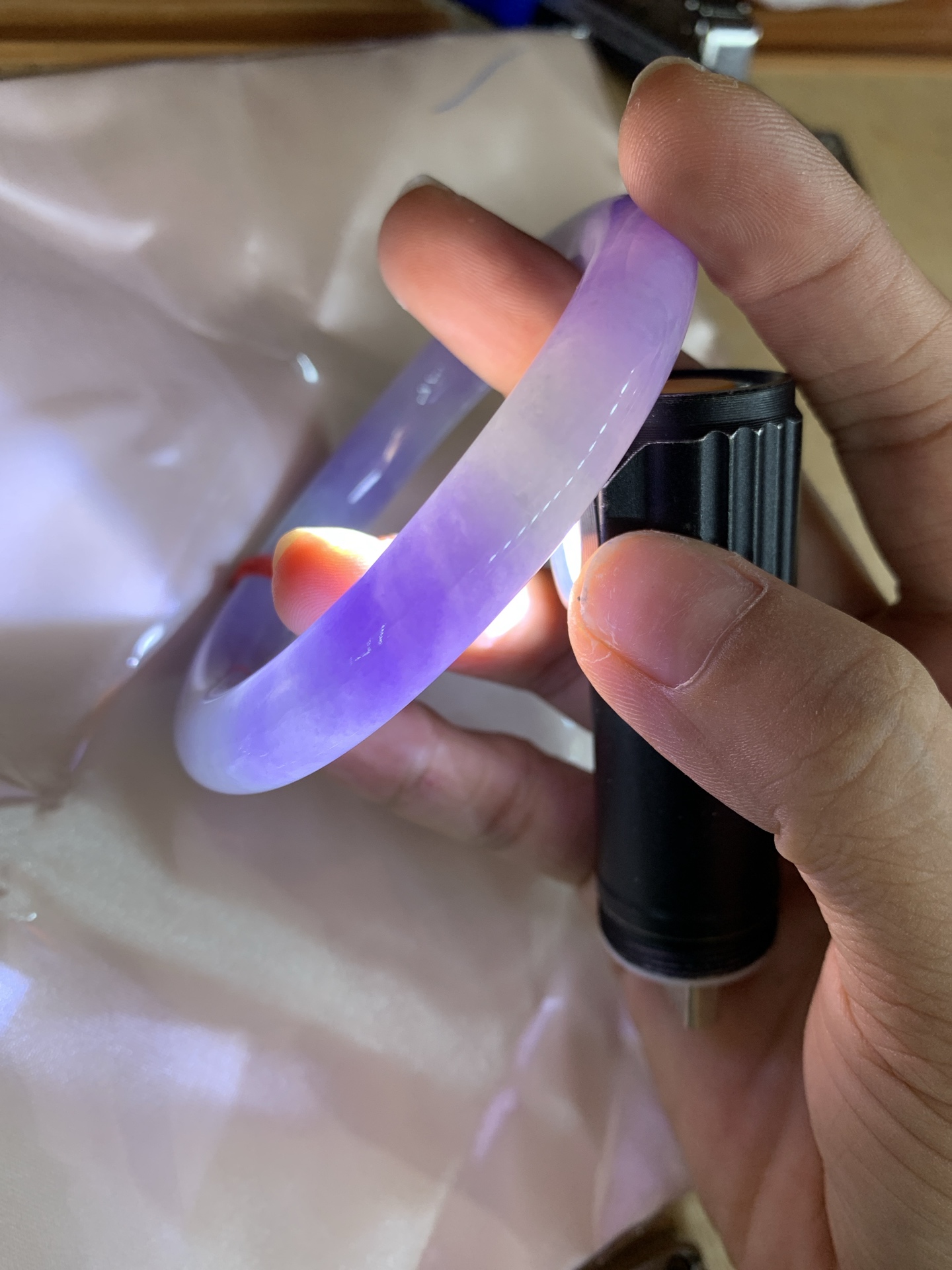 浓紫春彩圆条 60-10.3-10.5 0620-N1032 打灯多处细纹，烟雨入春俏，彩祥出云端，几抹淡果绿色碰上浓妆艳抹妖紫，像是融化了春天，所有美好交织在一起，上手贵气显眼