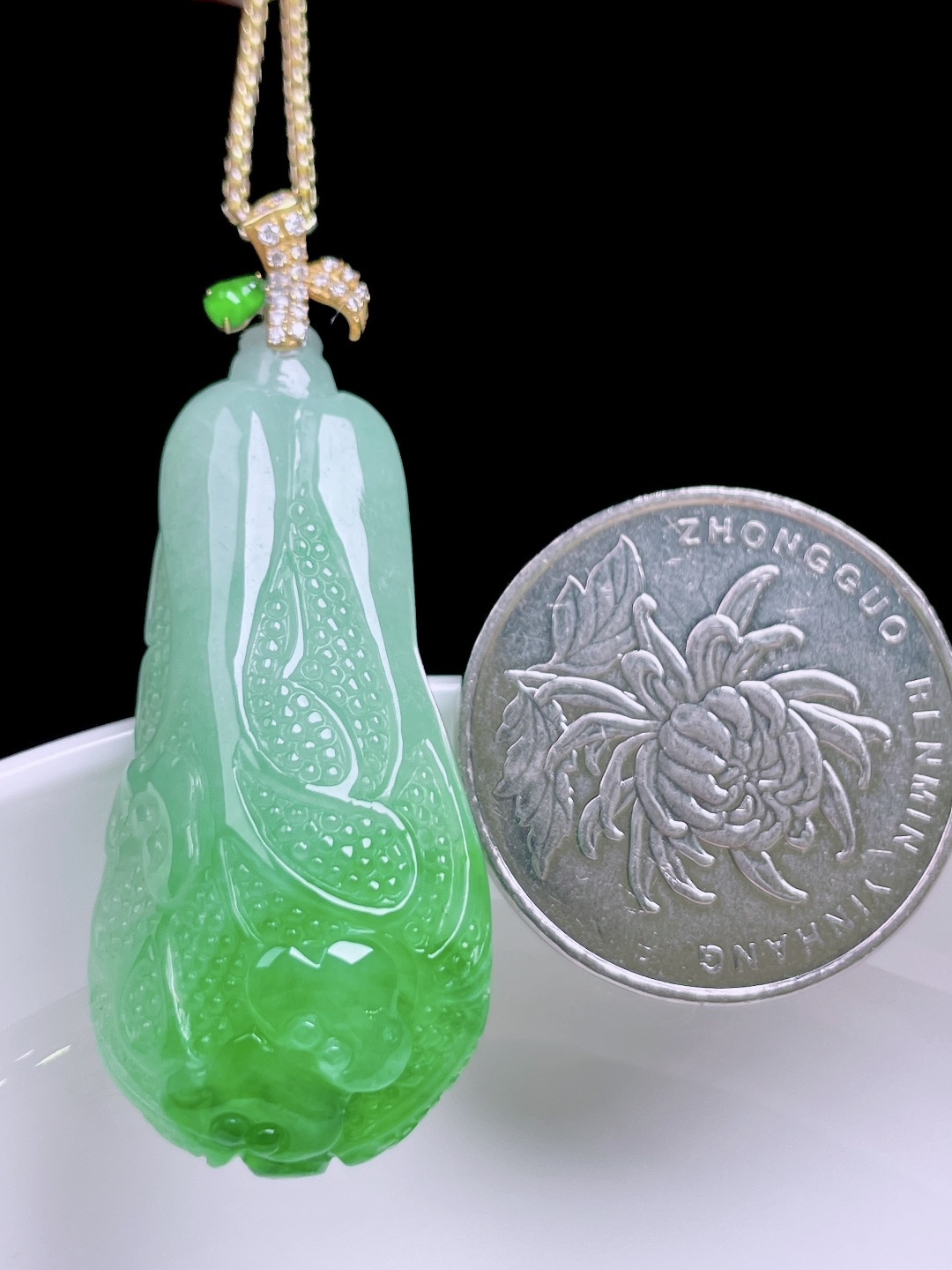 冰飘绿花百财 花色灵动，种老水润，18k金镶嵌 整体：45.8 裸石：39.4/18.3/12