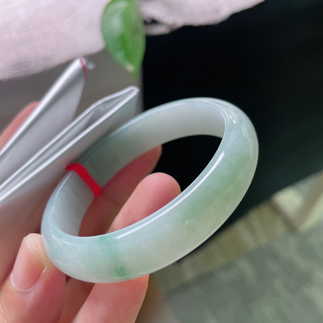 52（45）11.9/6.6，淡绿底贵妃，水润，肉质细腻，温润儒雅随和，皮纹，ss54966a