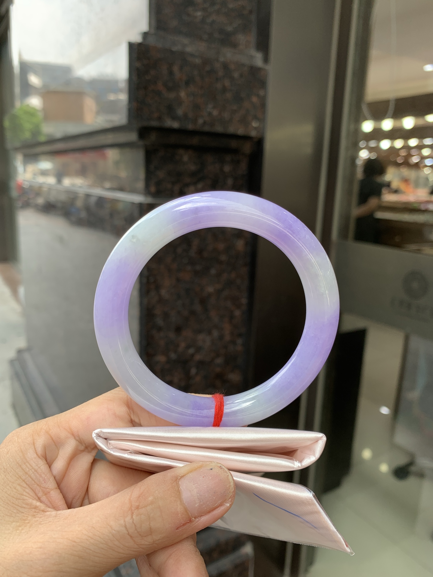 浓紫春彩圆条 60-10.3-10.5 0620-N1032 打灯多处细纹，烟雨入春俏，彩祥出云端，几抹淡果绿色碰上浓妆艳抹妖紫，像是融化了春天，所有美好交织在一起，上手贵气显眼