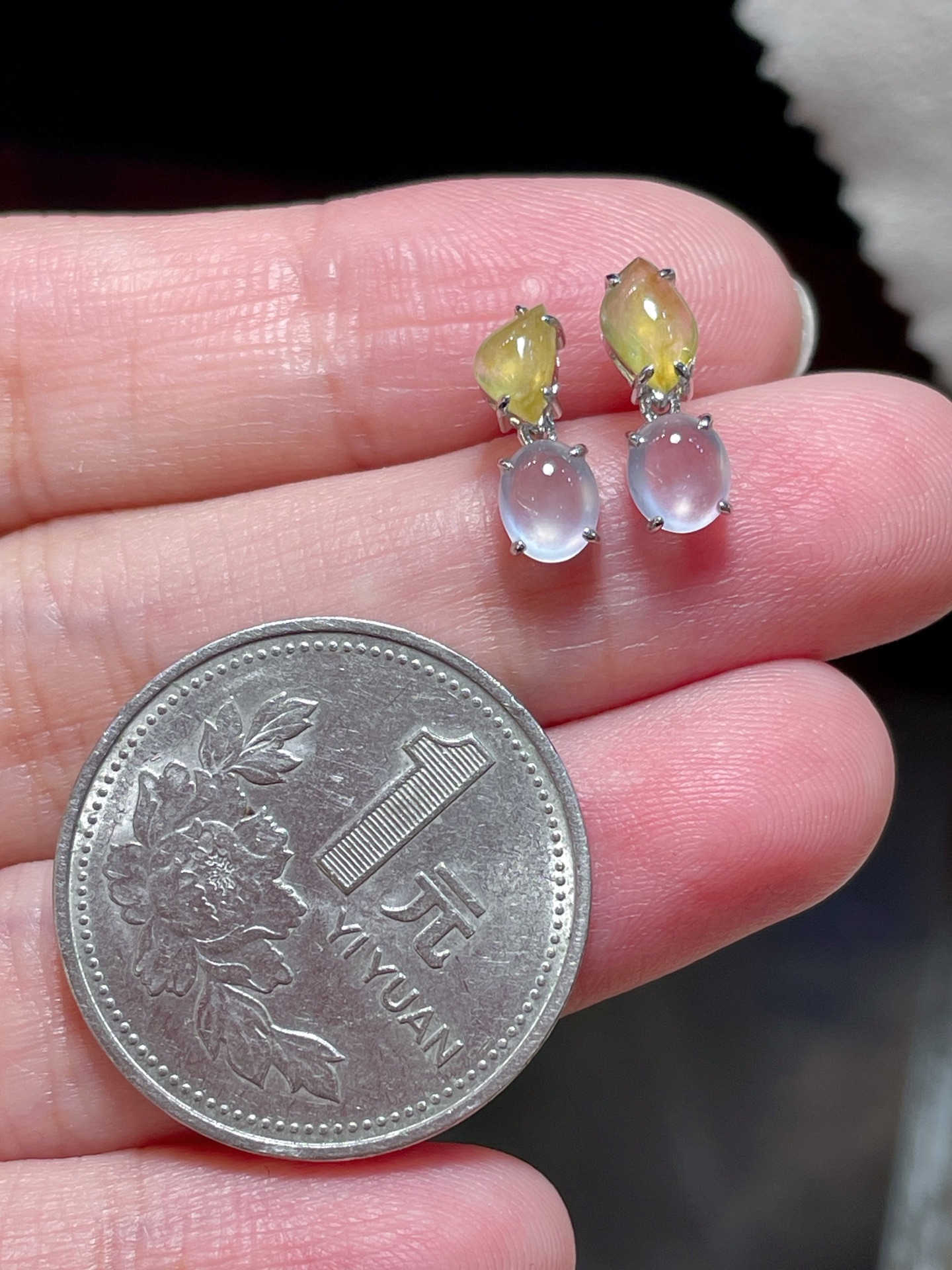 ️ 性比 高端货 精品翡翠冰种蛋面耳钉 料子饱满水润，种水 18k金镶嵌，款式时尚，5.3-4.8-3