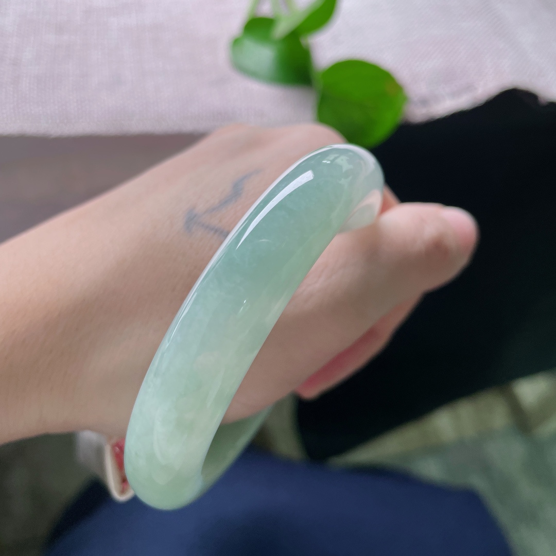56.6/12.2/8.5，淡绿底正圈，腕间多了几分清秀之气，雅致动人，干净清爽，无裂，ss54482a