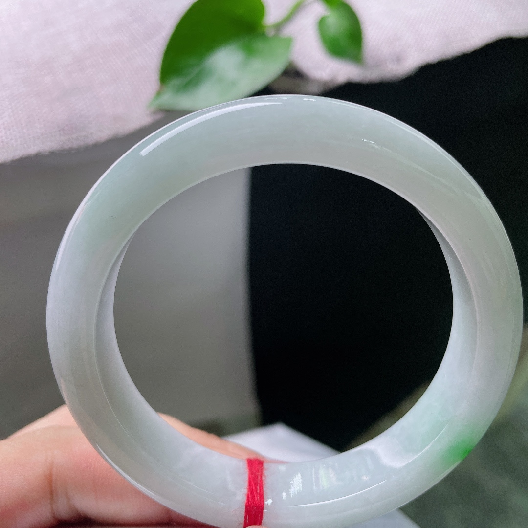 飘绿正圈，白底青，俏丽若三春之桃，精致玲珑，皮纹，ss53565a