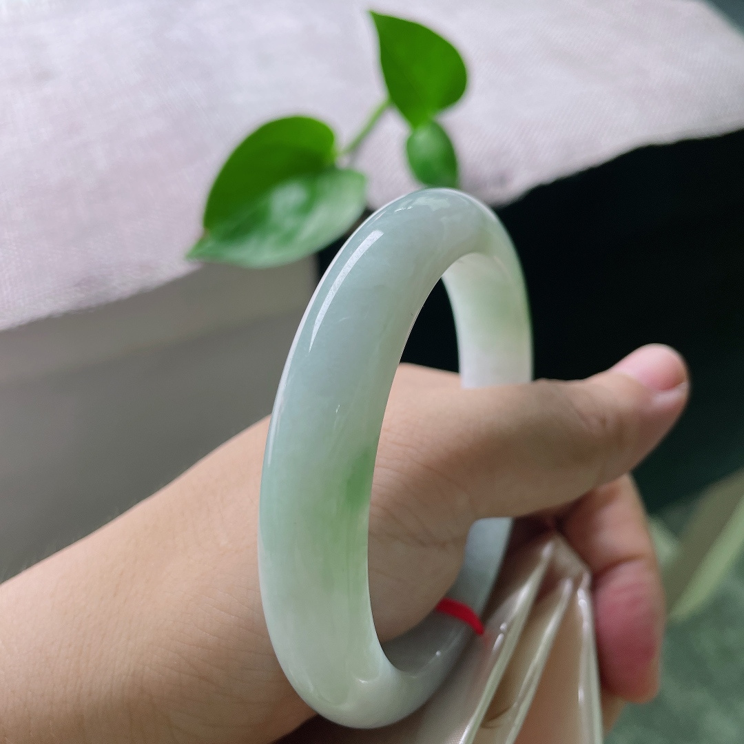 60.7/12.6/8.5飘绿正圈，水润细腻，悠悠的云里有淡淡的诗，贵气，皮线，ss54785a