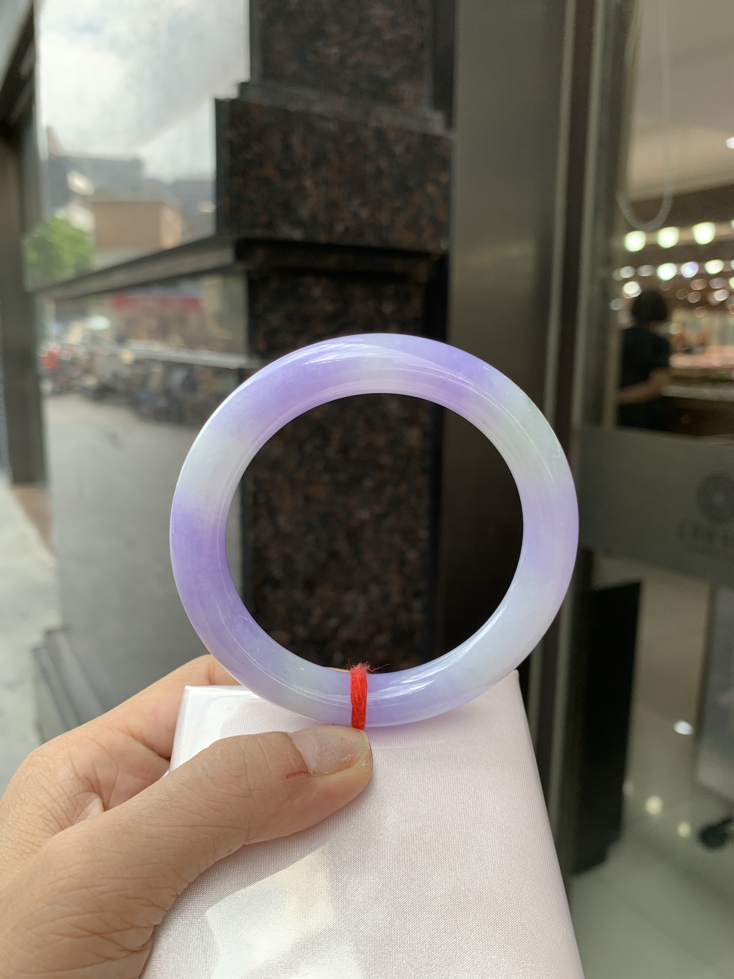 浓紫春彩圆条 60-10.3-10.5 0620-N1032 打灯多处细纹，烟雨入春俏，彩祥出云端，几抹淡果绿色碰上浓妆艳抹妖紫，像是融化了春天，所有美好交织在一起，上手贵气显眼