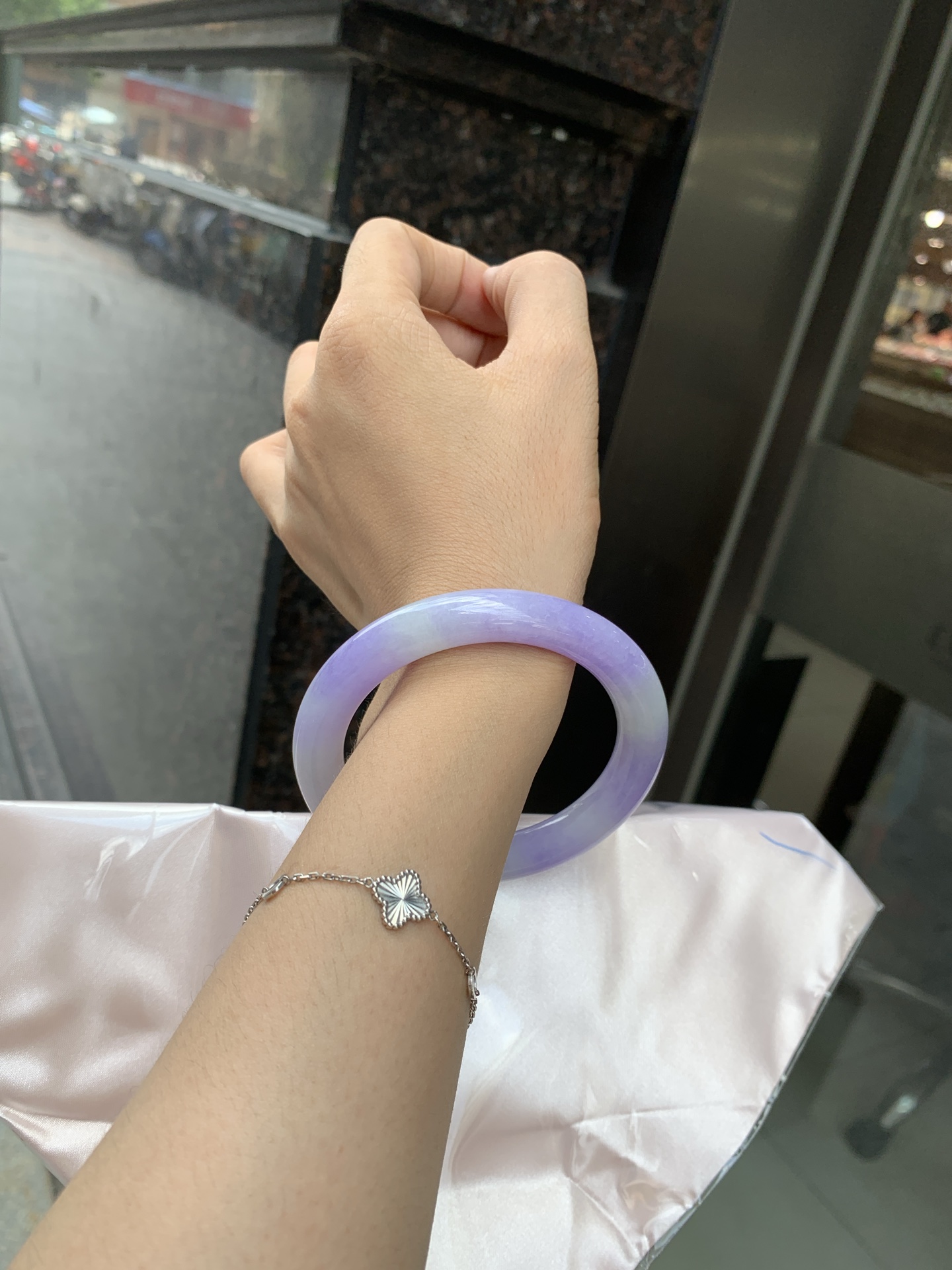 浓紫春彩圆条 60-10.3-10.5 0620-N1032 打灯多处细纹，烟雨入春俏，彩祥出云端，几抹淡果绿色碰上浓妆艳抹妖紫，像是融化了春天，所有美好交织在一起，上手贵气显眼