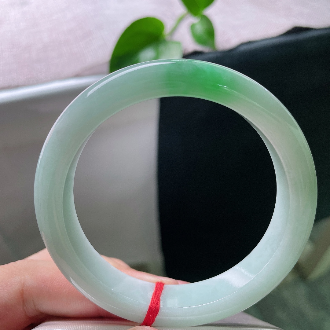58.4/12.8/8.7飘绿正圈，水润细腻，种老，翠色欲滴，佩戴贵气，无裂，ss54889a