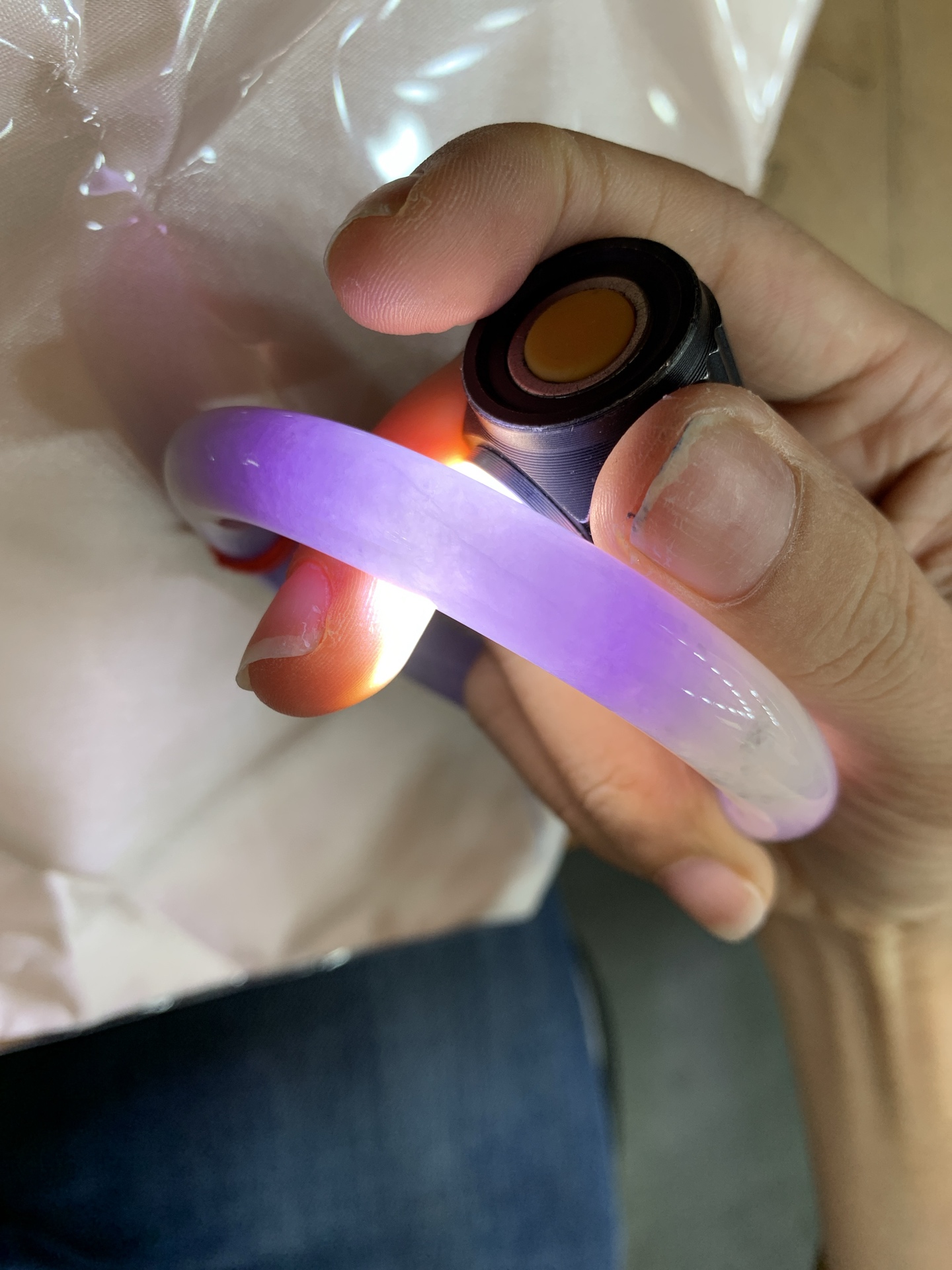 浓紫春彩圆条 60-10.3-10.5 0620-N1032 打灯多处细纹，烟雨入春俏，彩祥出云端，几抹淡果绿色碰上浓妆艳抹妖紫，像是融化了春天，所有美好交织在一起，上手贵气显眼