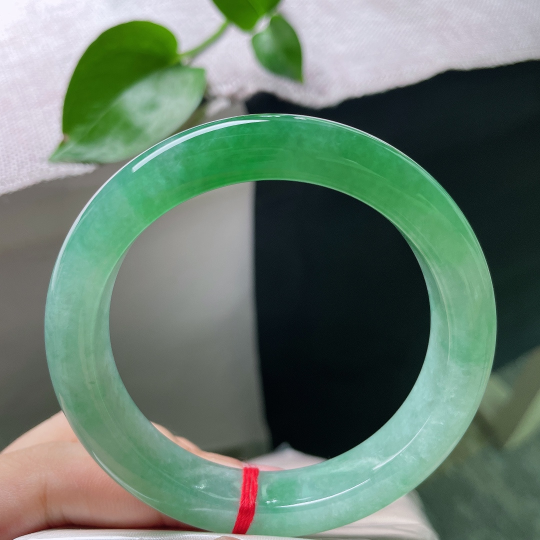 58.6/11.8/9.4，绿底正圈，晶莹玉润，种老，是春雪消融时，从山巅滴落的第一抹绿意。无裂，s