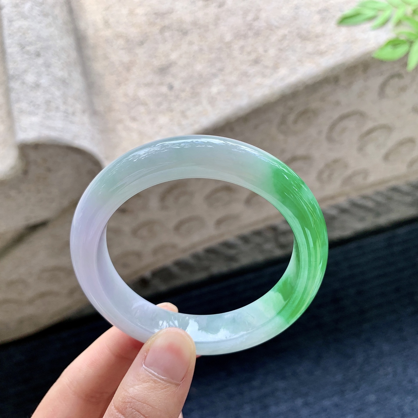 正圈 圈口53.7/12/8.8 编码J7062012 描述冰糯春彩，辣绿，水润，种老，细腻，有纹线