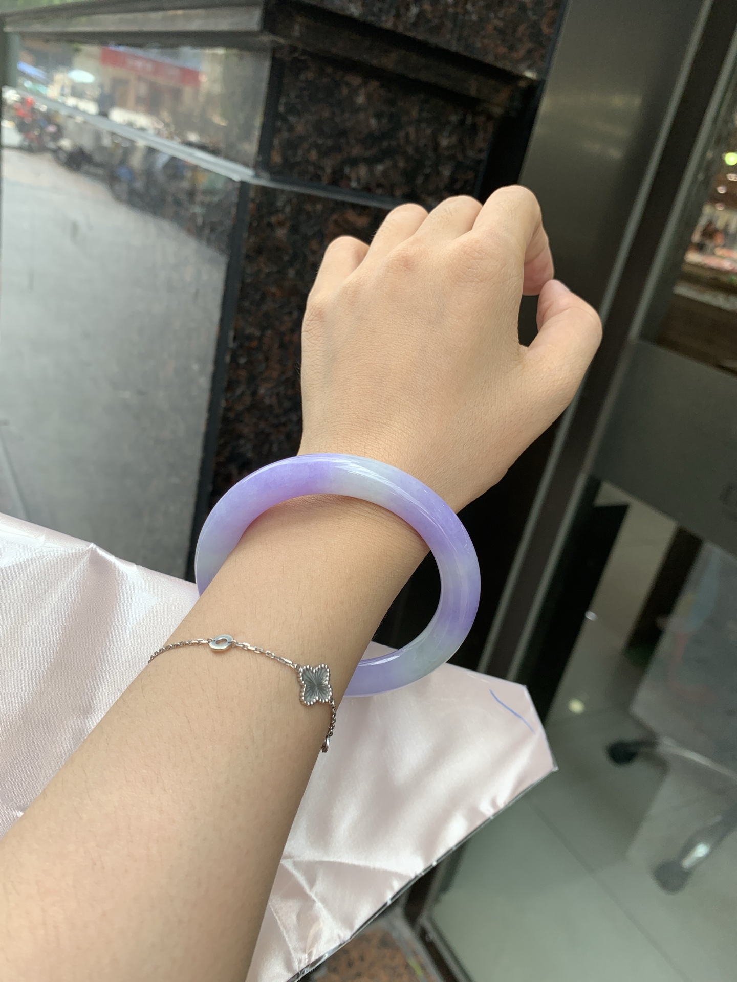 浓紫春彩圆条 60-10.3-10.5 0620-N1032 打灯多处细纹，烟雨入春俏，彩祥出云端，几抹淡果绿色碰上浓妆艳抹妖紫，像是融化了春天，所有美好交织在一起，上手贵气显眼