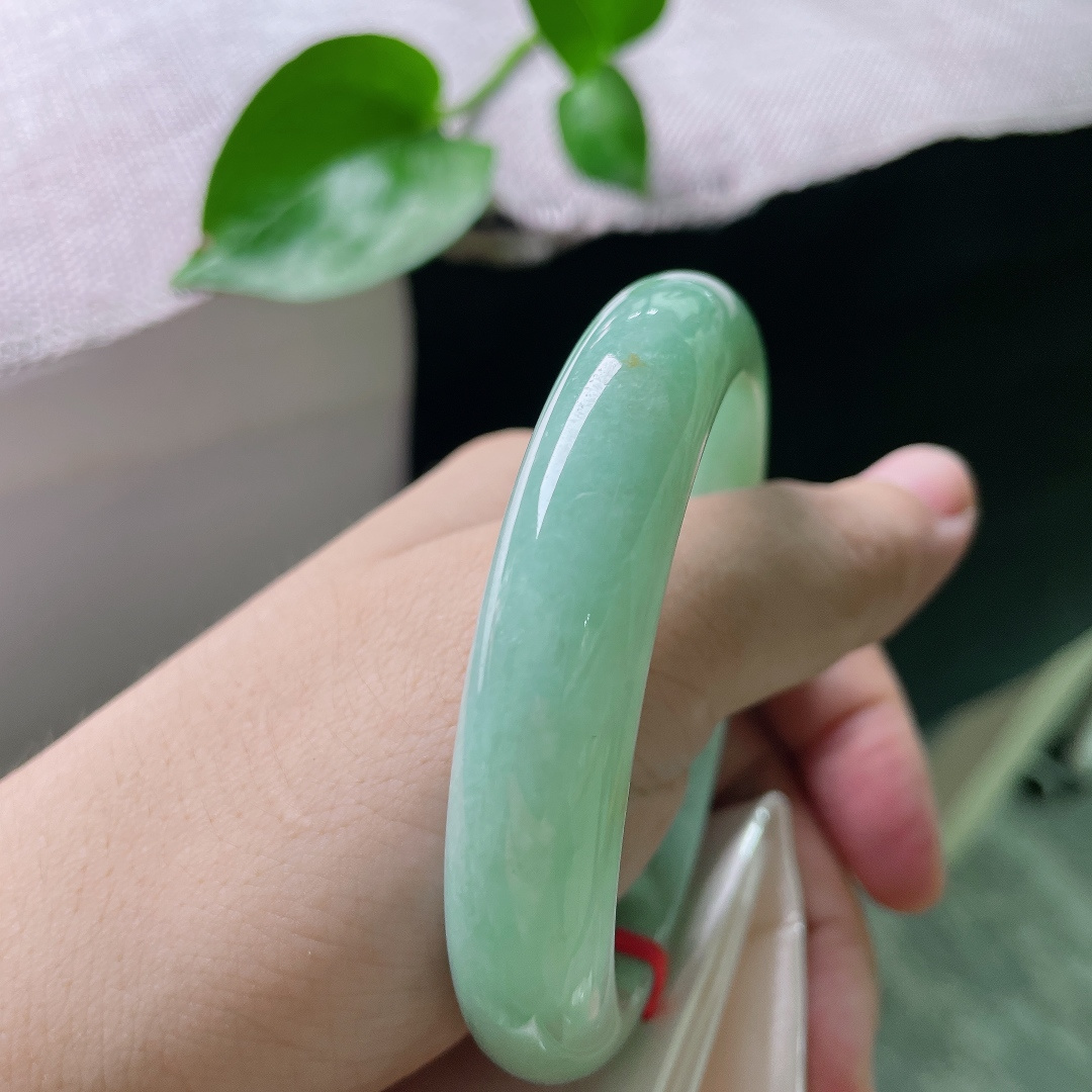 57.9/12.5/8.1，绿底正圈，色泽分布均匀，种老水足，显白减龄，无裂，ss53756a