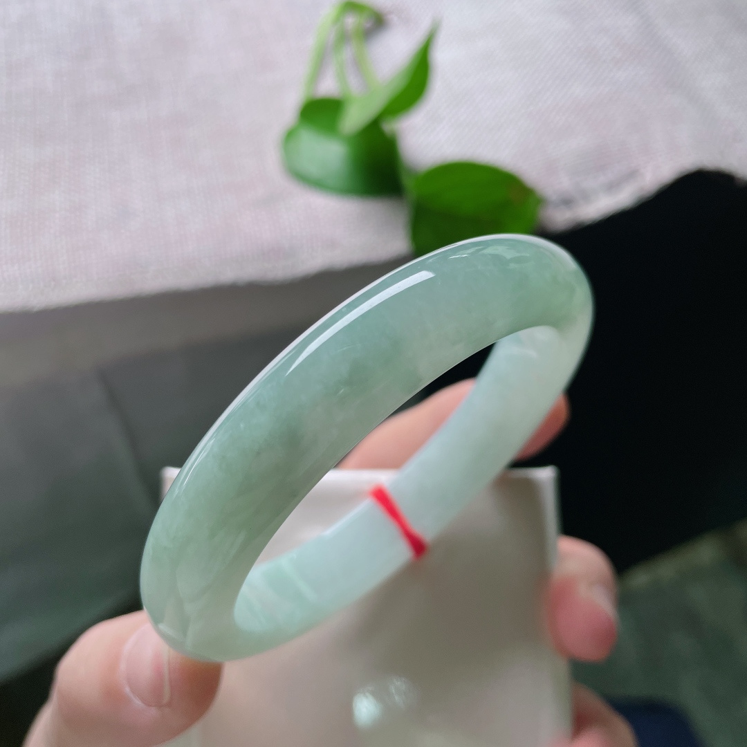 56.6/12.2/8.5，淡绿底正圈，腕间多了几分清秀之气，雅致动人，干净清爽，无裂，ss54482a