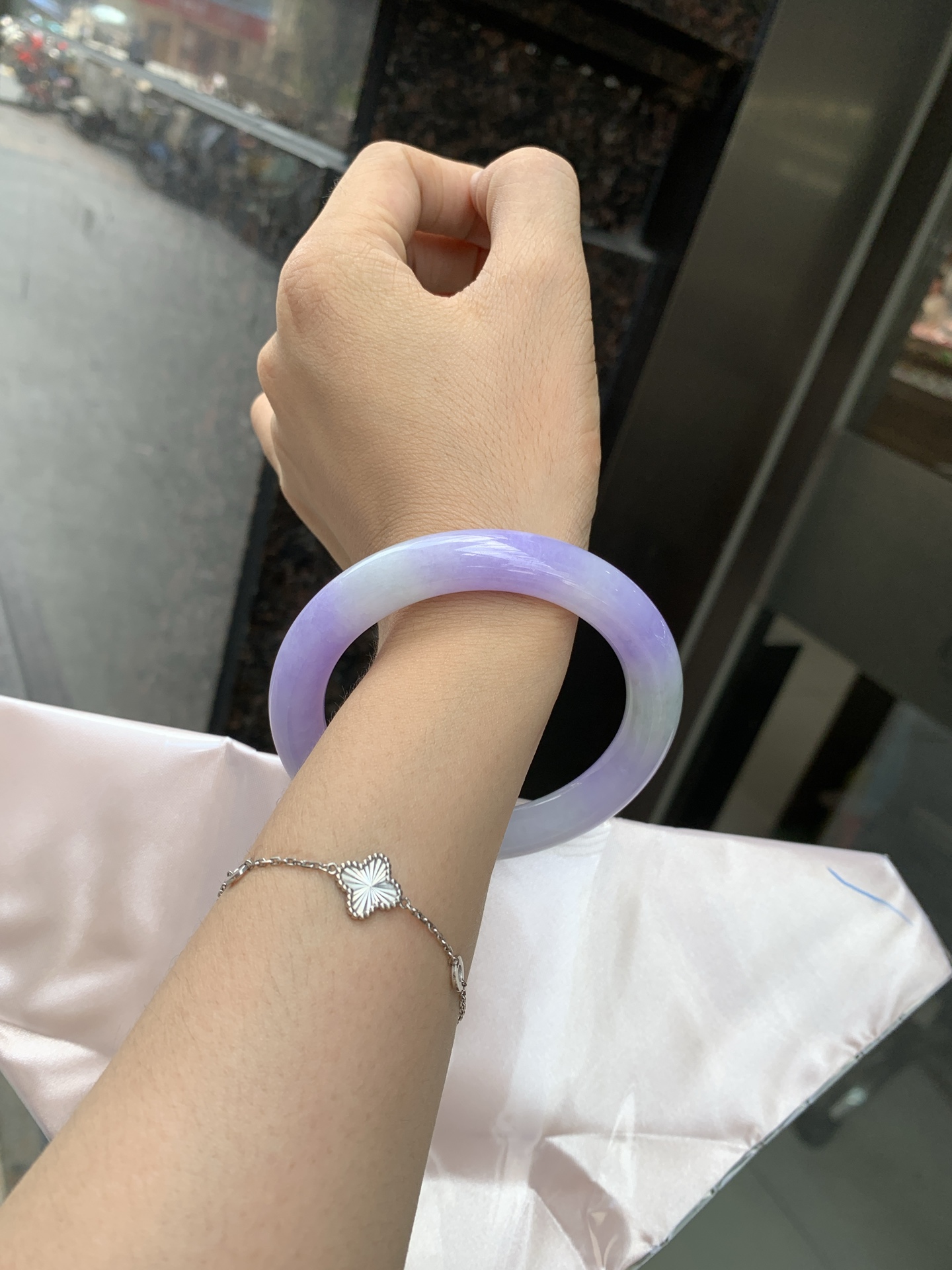 浓紫春彩圆条 60-10.3-10.5 0620-N1032 打灯多处细纹，烟雨入春俏，彩祥出云端，几抹淡果绿色碰上浓妆艳抹妖紫，像是融化了春天，所有美好交织在一起，上手贵气显眼