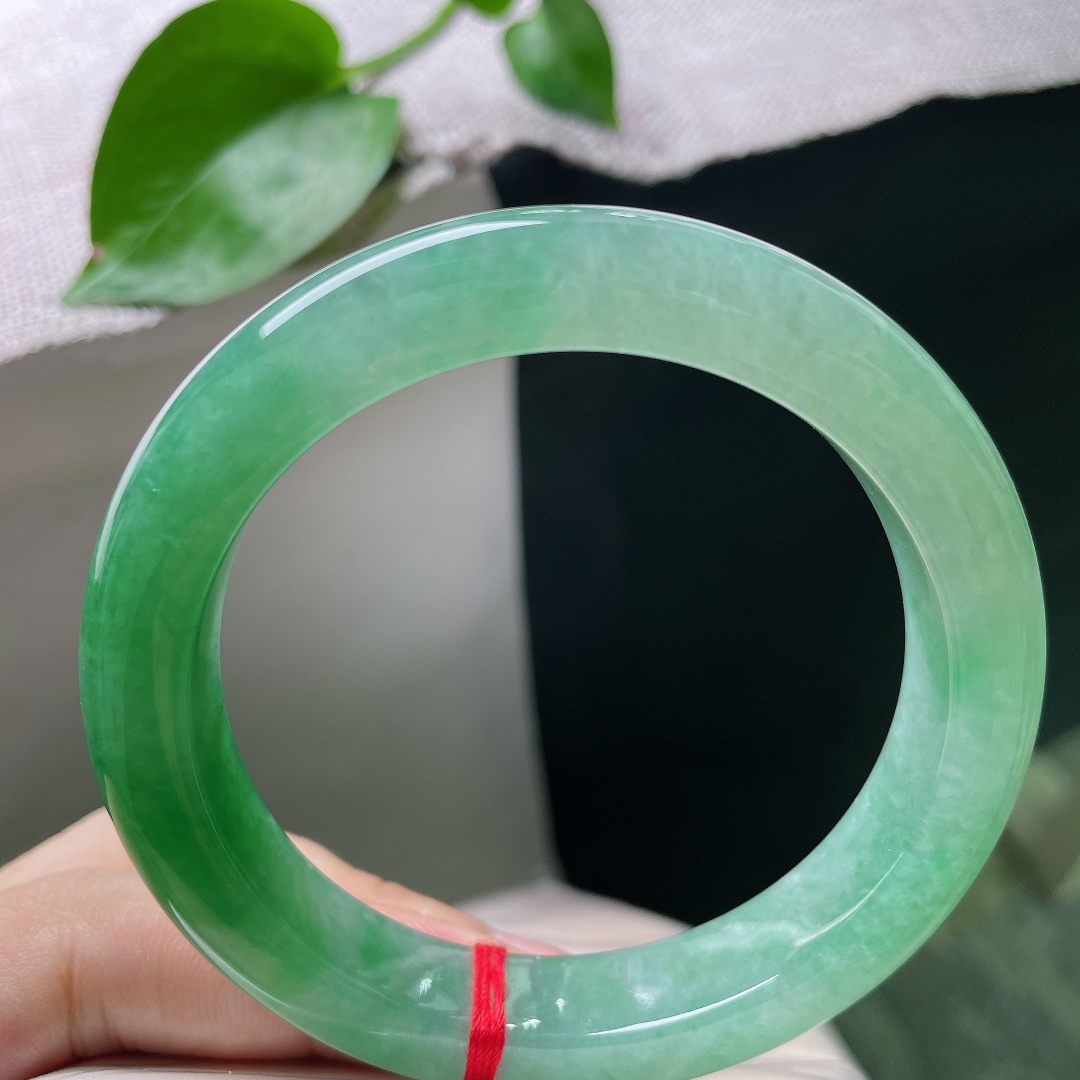 58.6/11.8/9.4，绿底正圈，晶莹玉润，种老，是春雪消融时，从山巅滴落的第一抹绿意。无裂，ss53108a