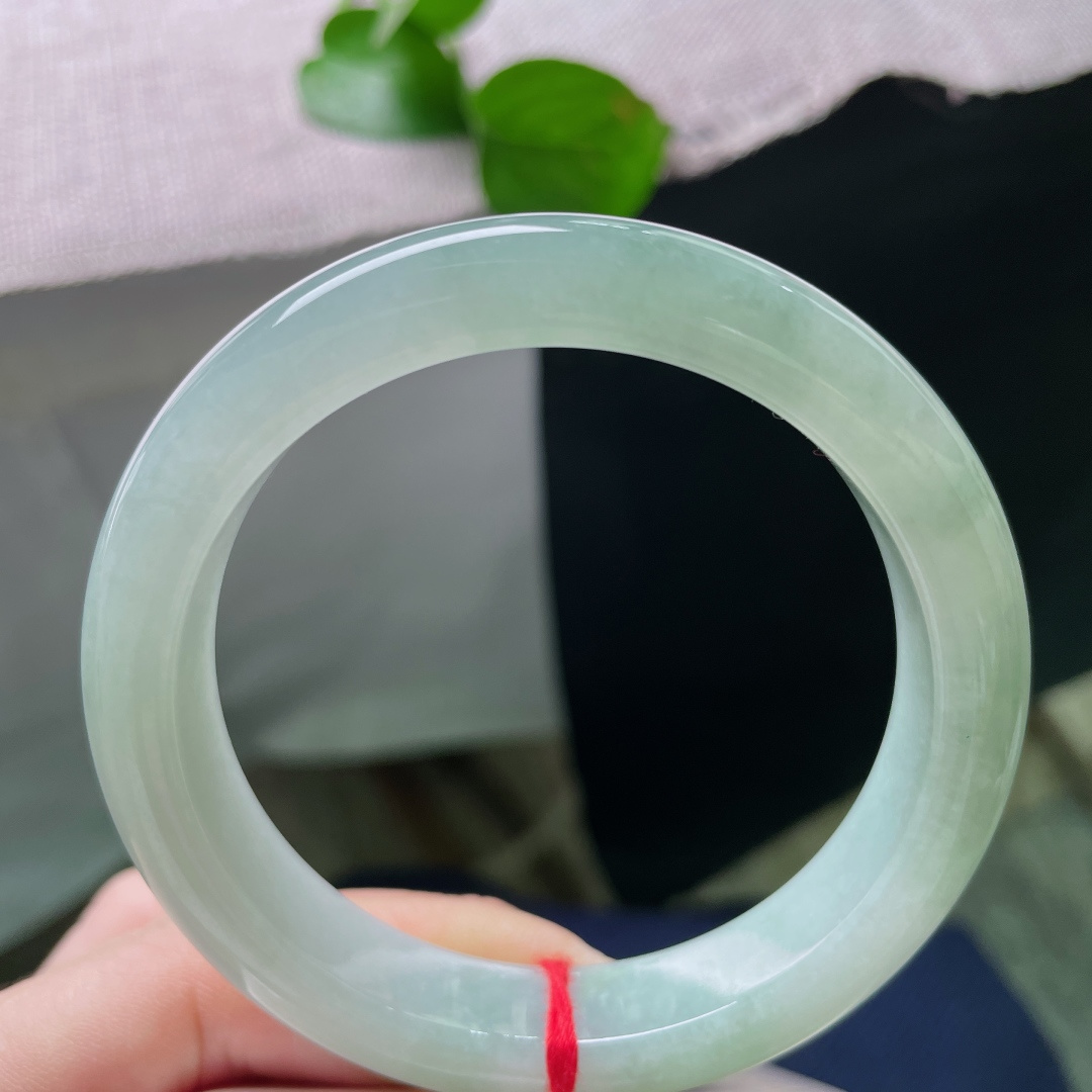 56.6/12.2/8.5，淡绿底正圈，腕间多了几分清秀之气，雅致动人，干净清爽，无裂，ss5448
