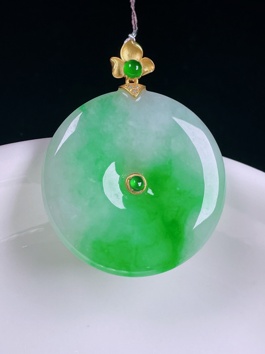 ️辣绿平安扣，老种起光，细底通透，尺寸：32.4裸石25.4/4.5mm0620