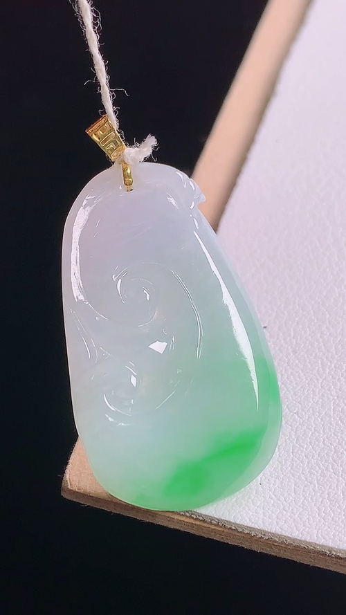 ️18K冰飘绿如意吊坠，无裂，尺寸:37.2-32.3-19.1-3.7mm 9