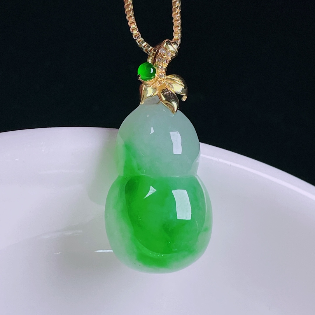 ️辣绿葫芦，老种起光，细底通透，尺寸：26.3裸石20/12.5/7.8mm0620