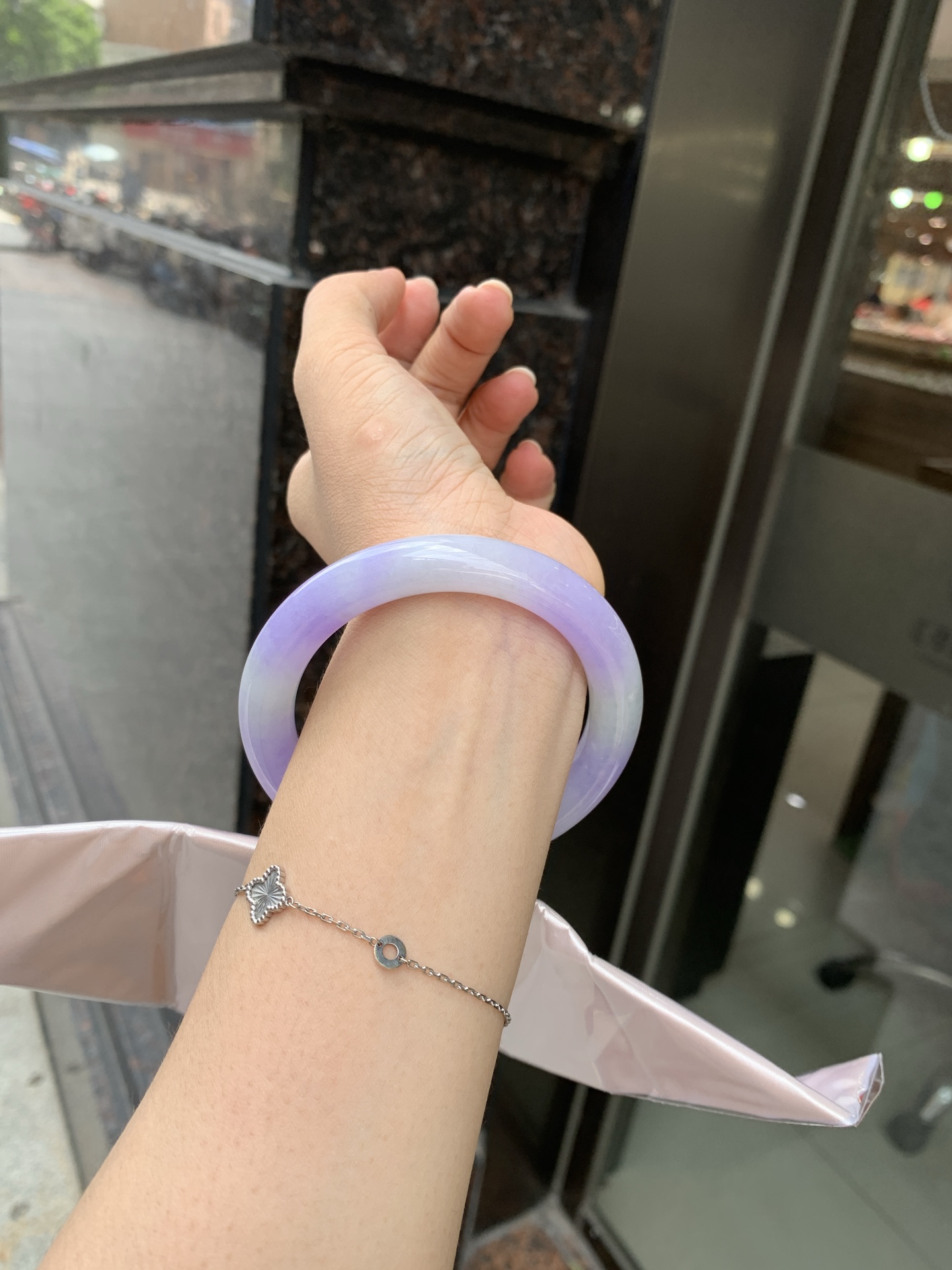 浓紫春彩圆条 60-10.3-10.5 0620-N1032 打灯多处细纹，烟雨入春俏，彩祥出云端，几抹淡果绿色碰上浓妆艳抹妖紫，像是融化了春天，所有美好交织在一起，上手贵气显眼