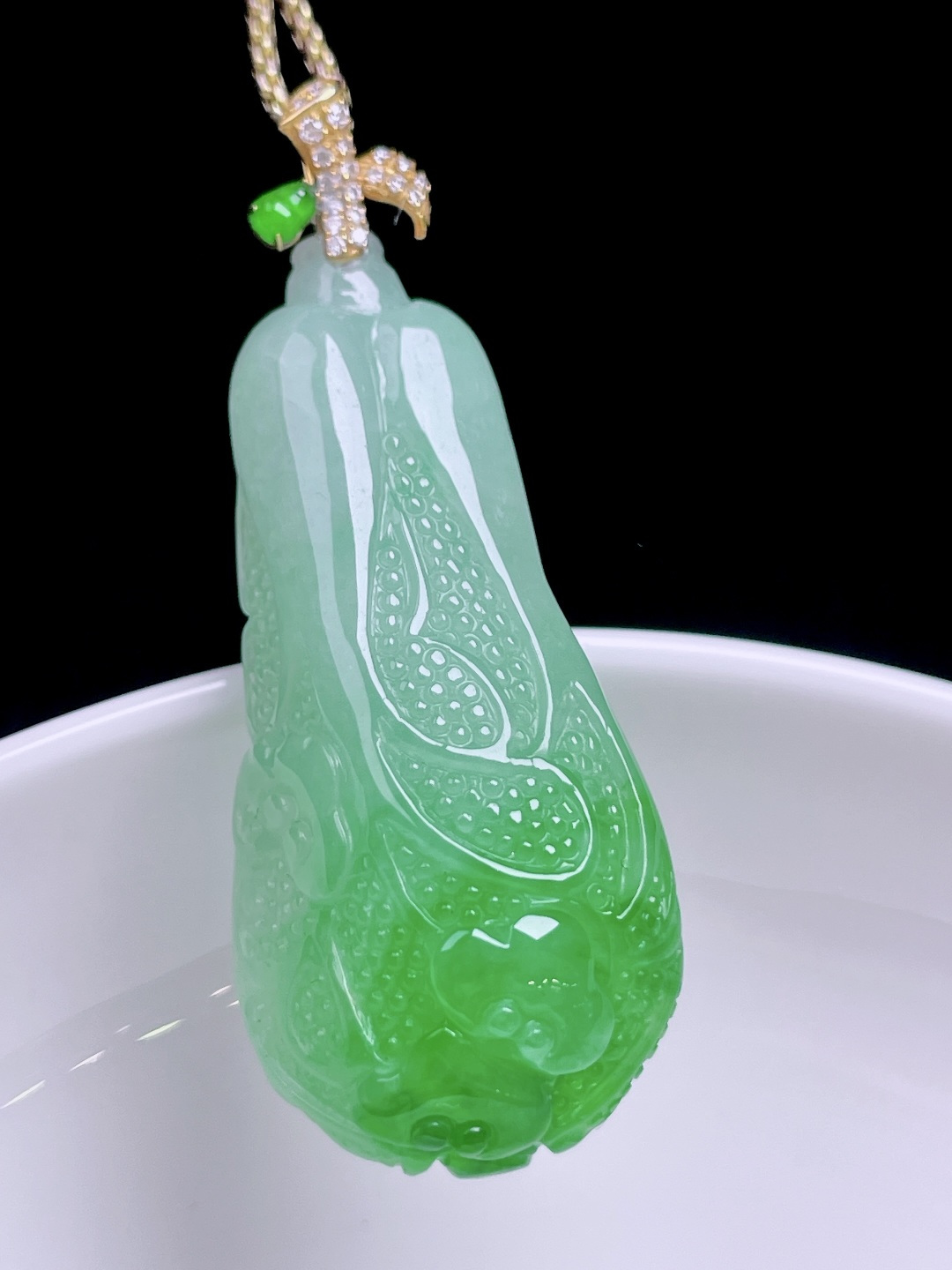冰飘绿花百财 花色灵动，种老水润，18k金镶嵌 整体：45.8 裸石：39.4/18.3/12