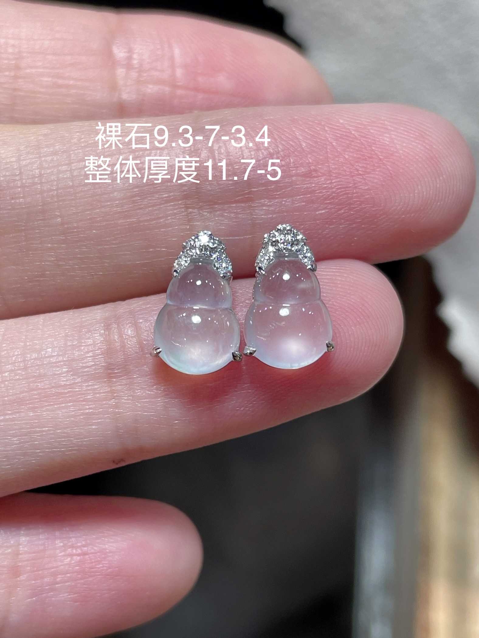 ️ 翡翠高冰葫芦耳钉，简洁大气，光感强烈 料子水润通透，种老起光。 18k镶，佩戴效果佳，9.3-