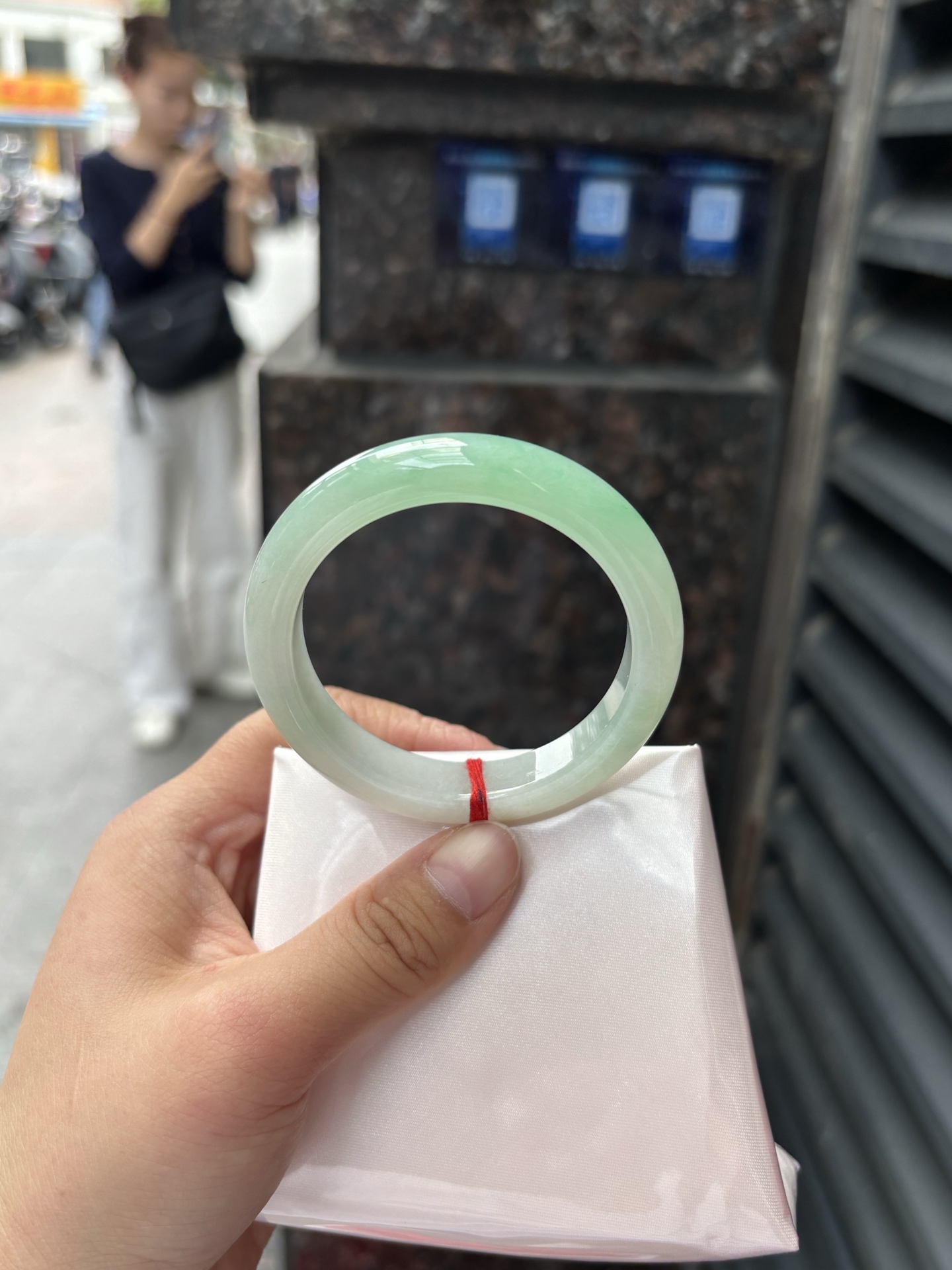 飘绿正圈 51.2-11.1-8.1 0325-N305 打灯细纹，底妆水润细腻，通透的苹果绿底色像是被春雨洗过的嫩叶在，阳光下还会透出甜甜的蜜糖光泽，夏日清新感拉满