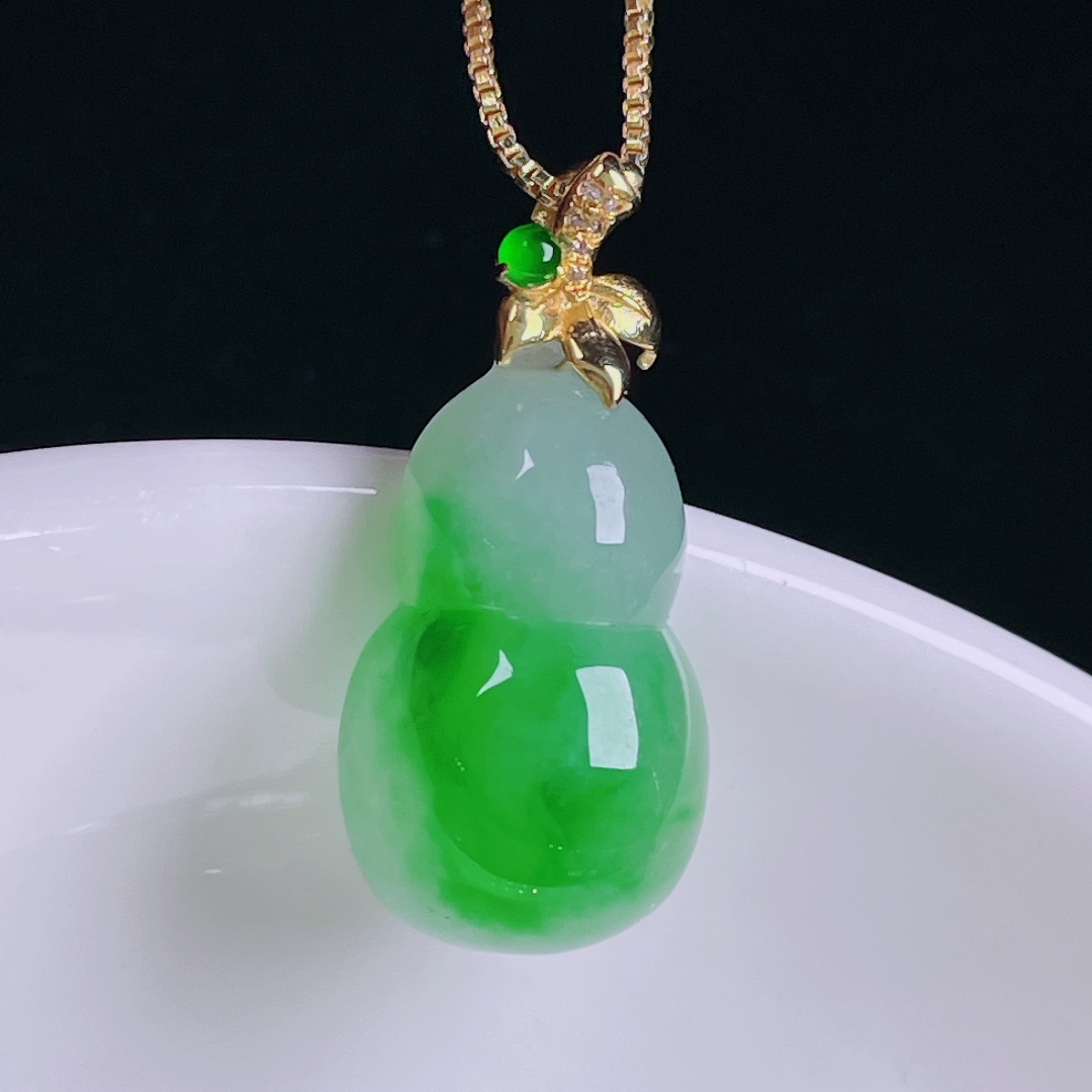 ️辣绿葫芦，老种起光，细底通透，尺寸：26.3裸石20/12.5/7.8mm0620