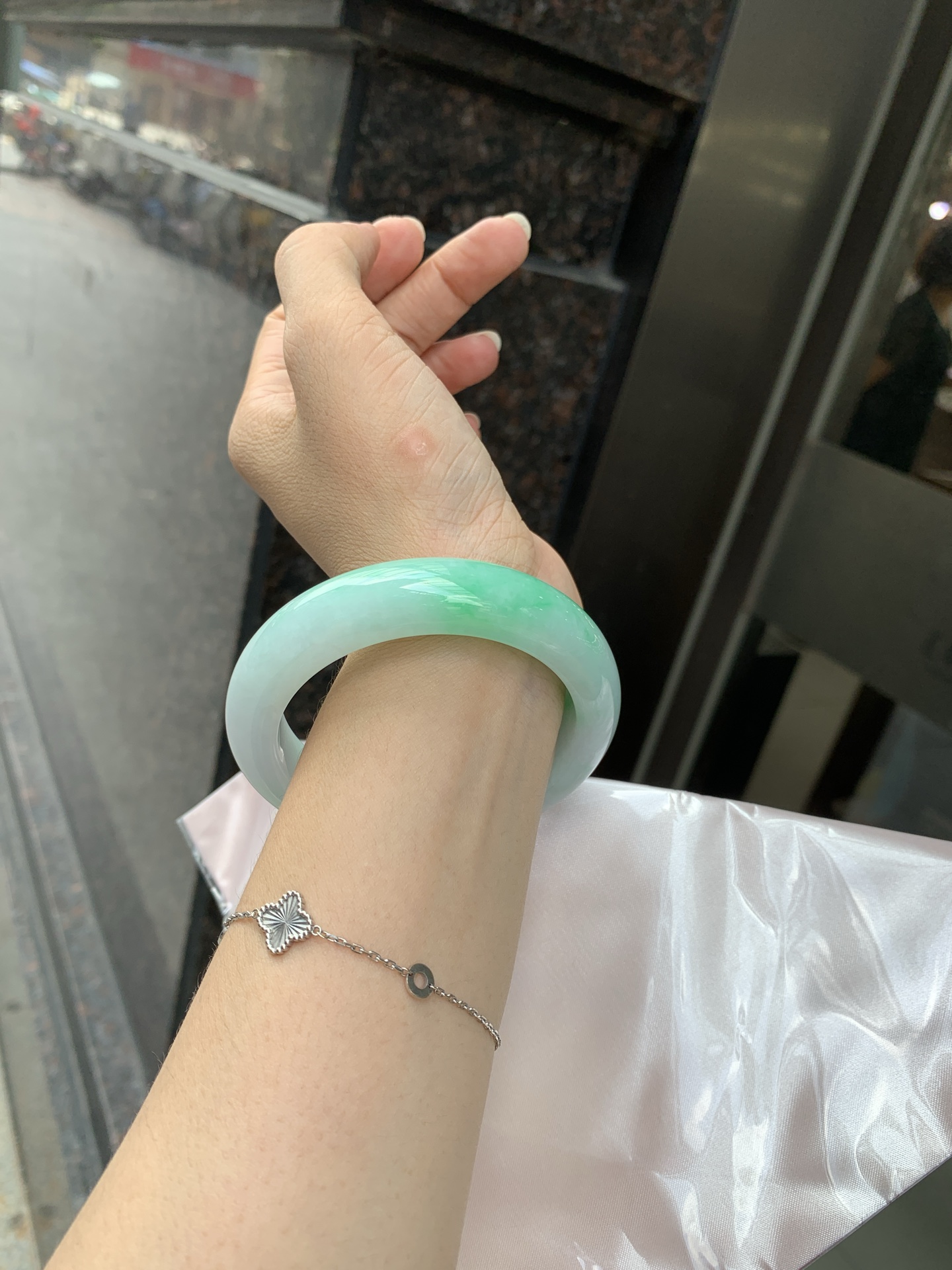 白底青宽版正圈 58.7-9.9-14.4 0620-N980 打灯棉线，底妆冰润，满圈阳绿花点缀，腕间风华，干净纯净的底色上，一抹翠色肆意流淌，宛如春日里的繁华盛景