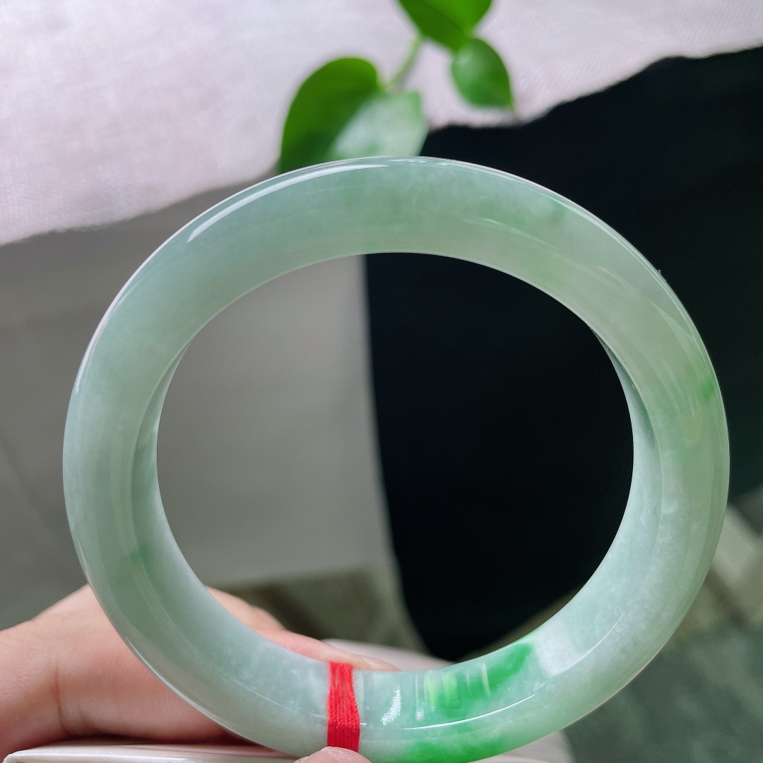 58.8/12.2/9，飘阳绿正圈，厚装饱满，翠色欲滴，种老，水润，一点皮纹。ss52559a