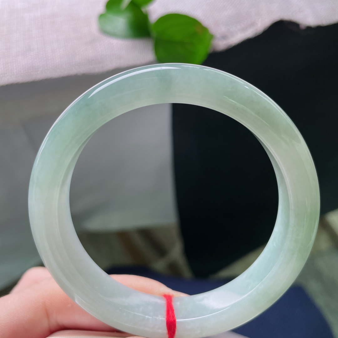56.6/12.2/8.5，淡绿底正圈，腕间多了几分清秀之气，雅致动人，干净清爽，无裂，ss54482a