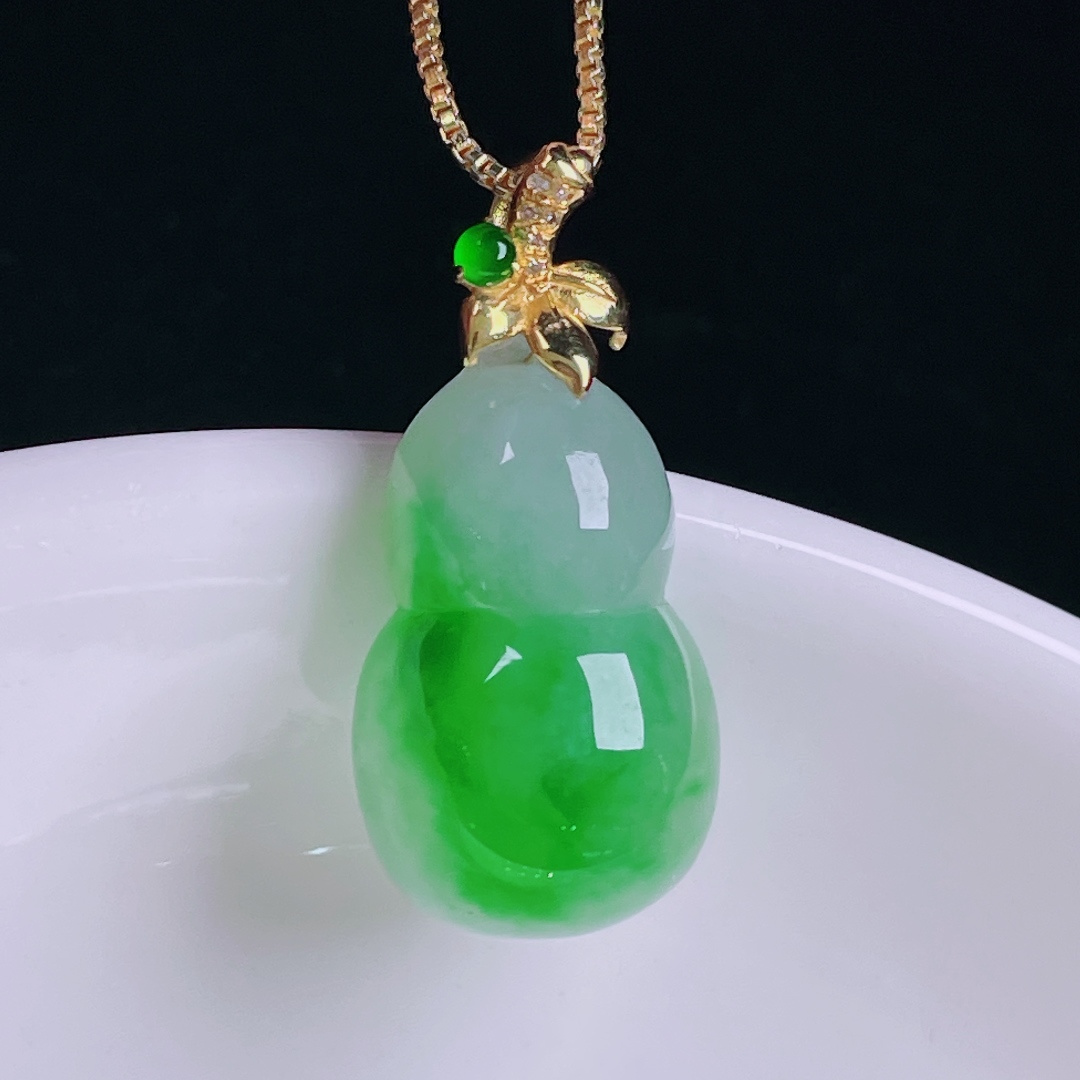 ️辣绿葫芦，老种起光，细底通透，尺寸：26.3裸石20/12.5/7.8mm0620