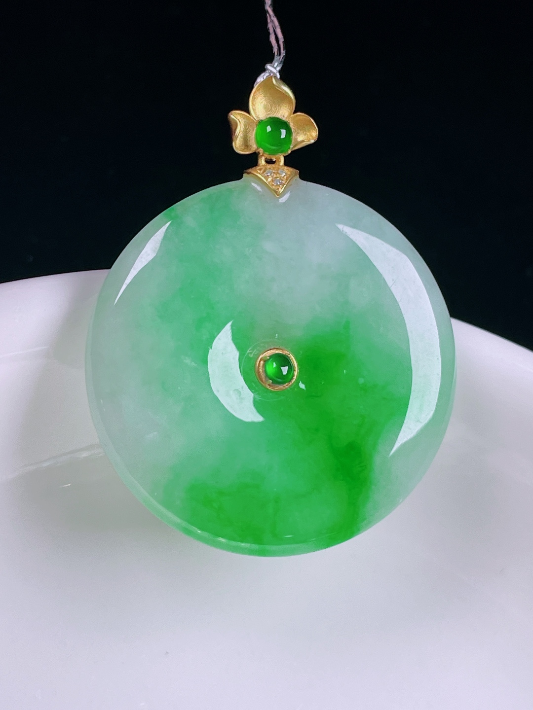 ️辣绿平安扣，老种起光，细底通透，尺寸：32.4裸石25.4/4.5mm0620