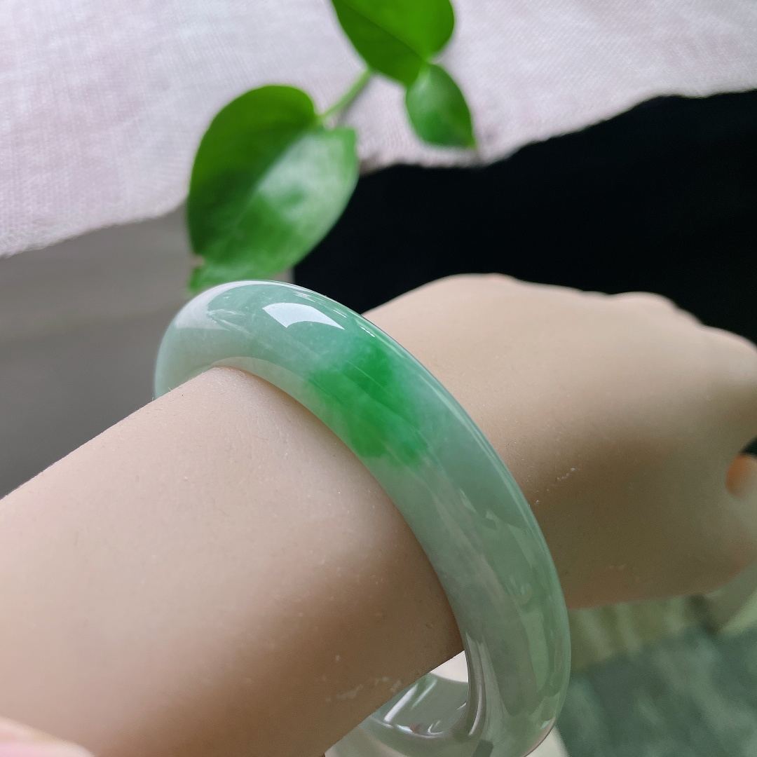 58.8/12.2/9，飘阳绿正圈，厚装饱满，翠色欲滴，种老，水润，一点皮纹。ss52559a