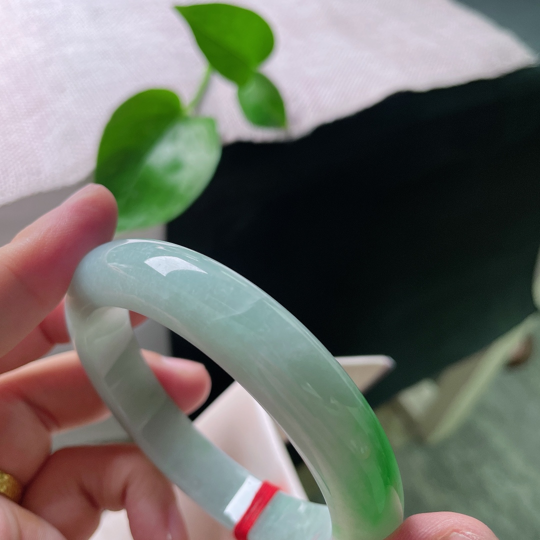 58.8/12.2/9，飘阳绿正圈，厚装饱满，翠色欲滴，种老，水润，一点皮纹。ss52559a