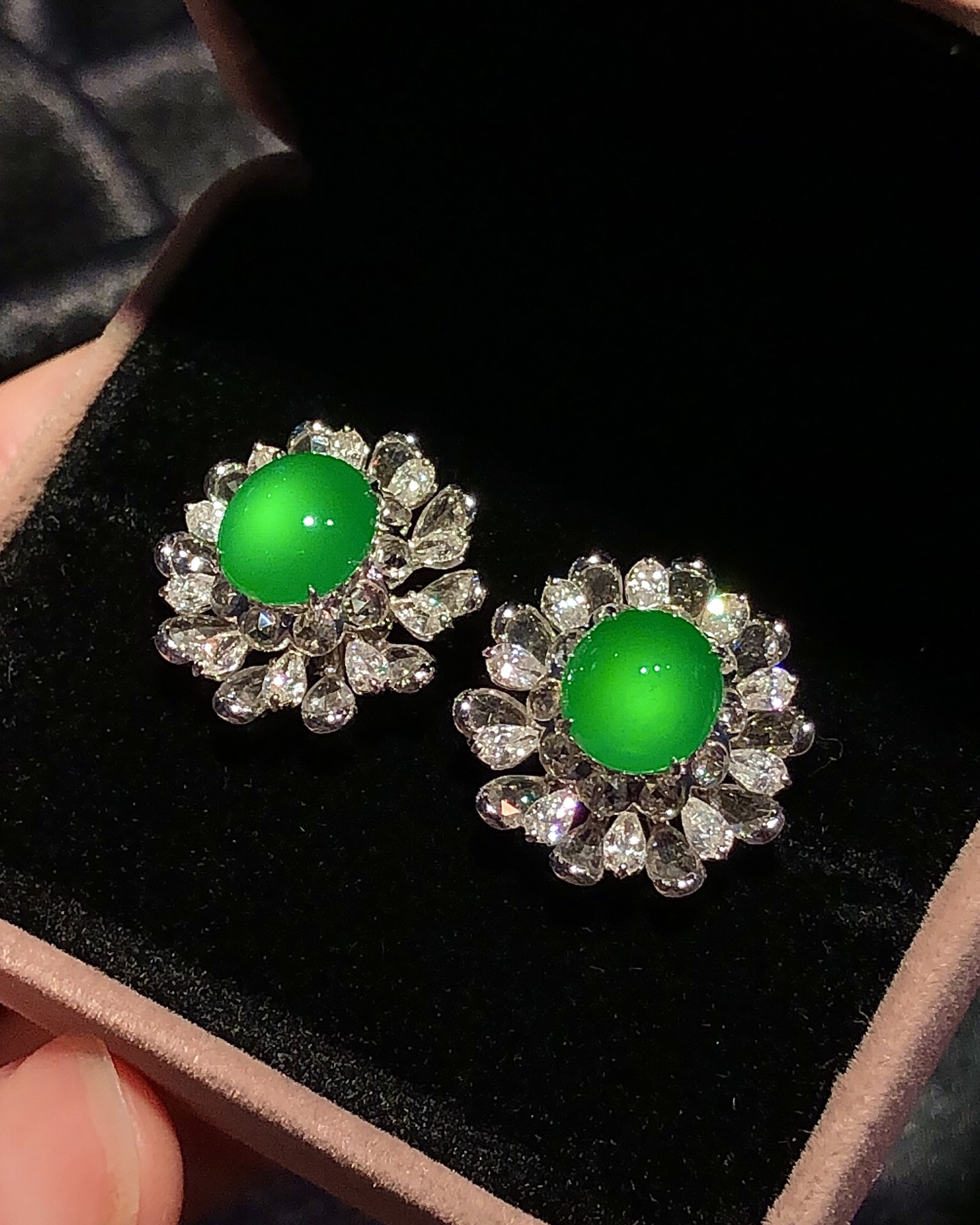 高冰帝王绿鸽子蛋耳钉 满色种老的质量耳钉，质地纯净，光感流转，华丽优雅 整体19.3x12.3×11.8 裸石9.2x8.4x4.3