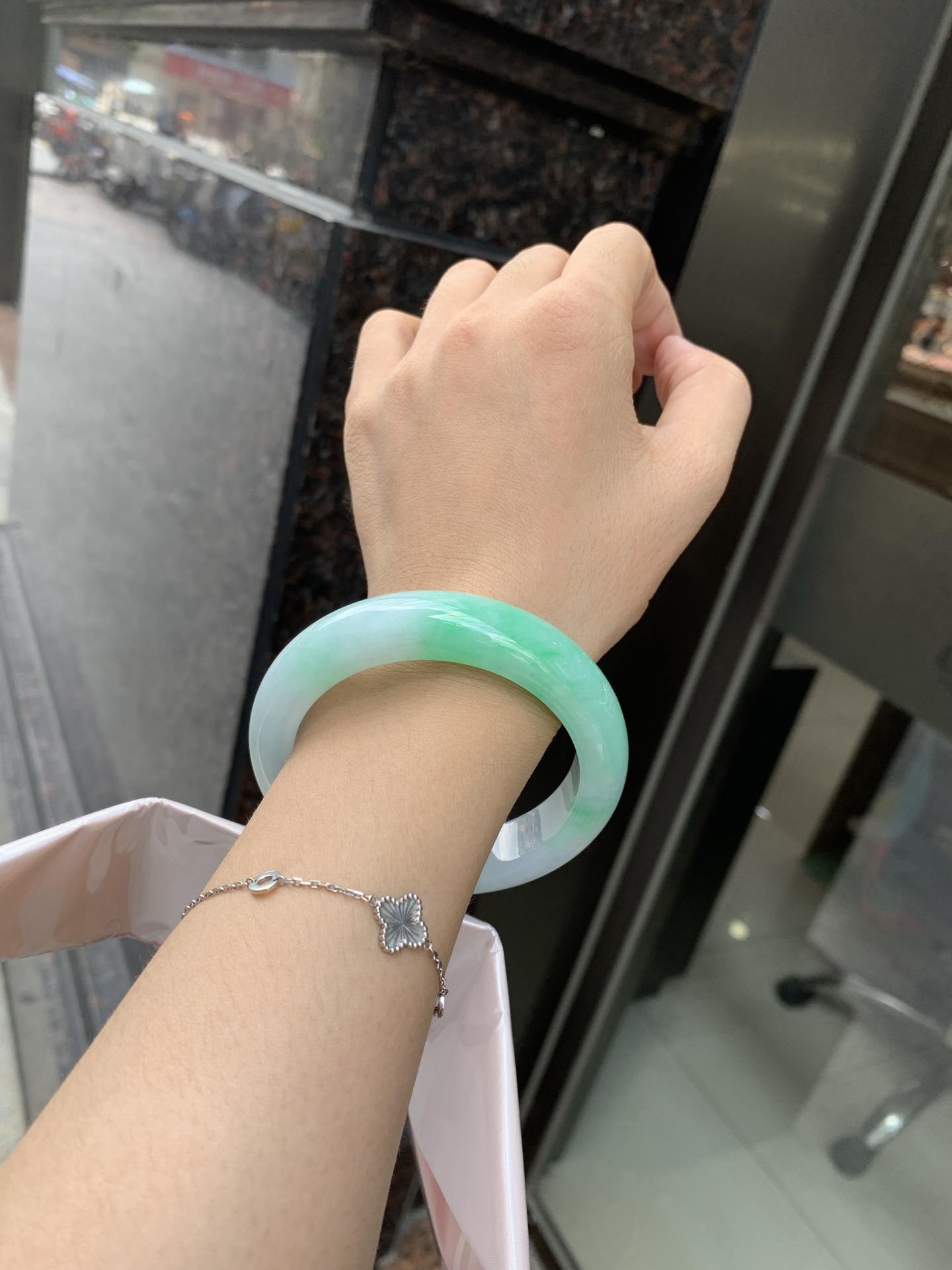 白底青宽版正圈 58.7-9.9-14.4 0620-N980 打灯棉线，底妆冰润，满圈阳绿花点缀，腕间风华，干净纯净的底色上，一抹翠色肆意流淌，宛如春日里的繁华盛景