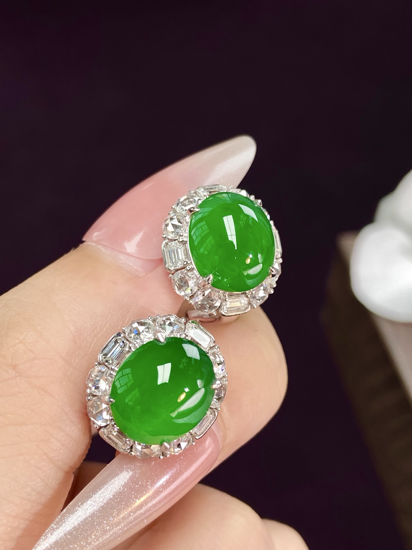 帝王绿蛋面耳钉，浓郁纯正，直接原地毕业，最值得投资的单品，上耳显贵，佩戴率高 19.2-16.3-14.9，裸石 11.8-10.3-4.8mm，无裂